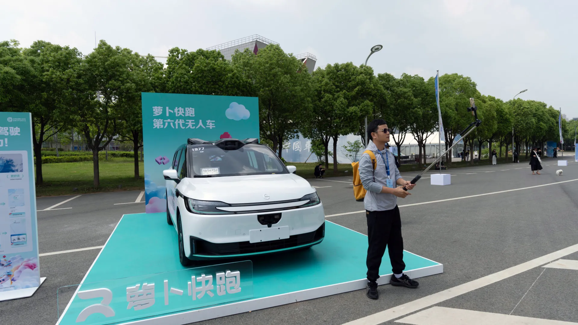 
                    Robotáxis da Uber e Lyft no Reino Unido serão chineses. Testes em 2026
                