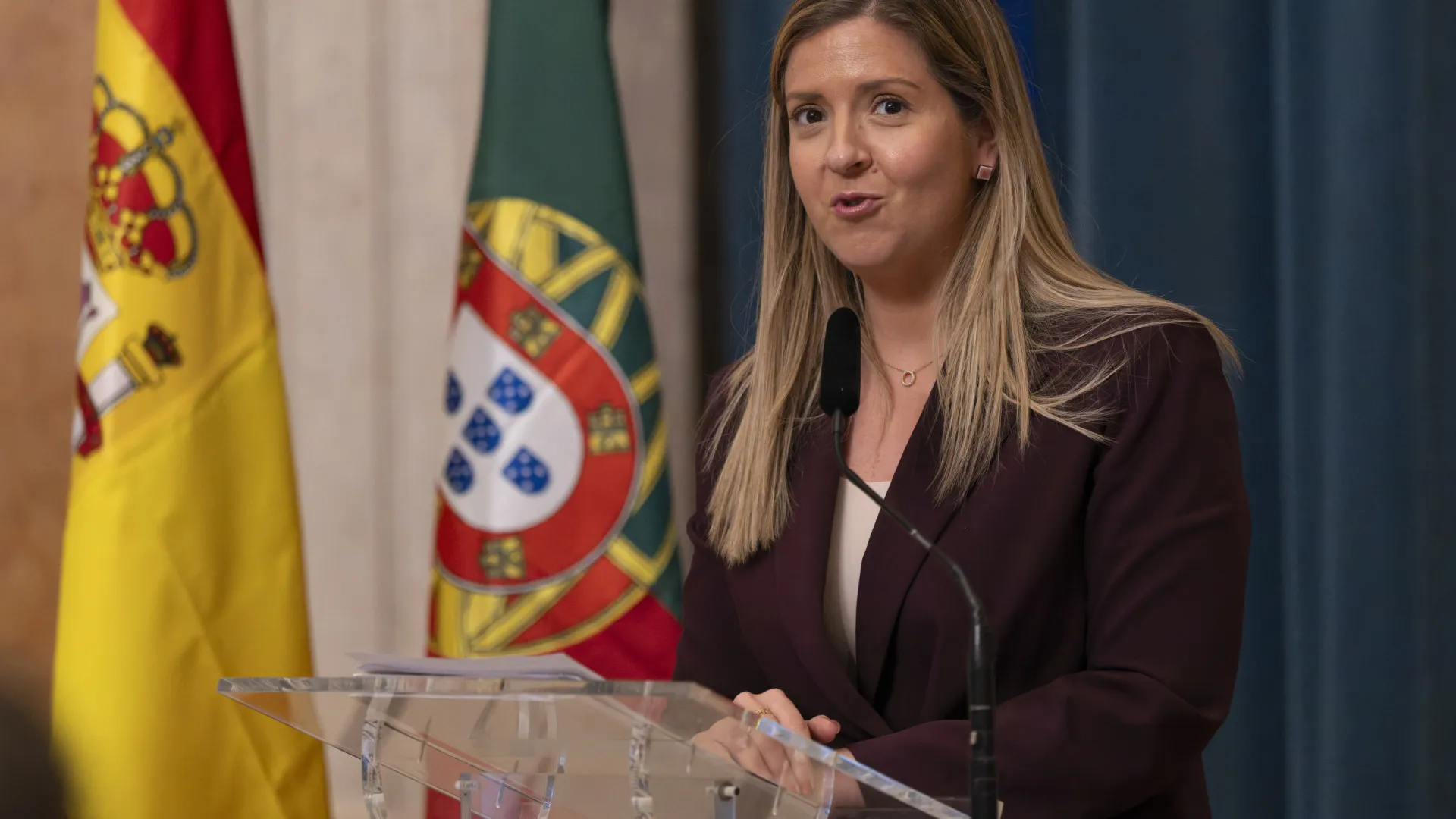 Pedido de audição da ministra sobre identidade de género chumbada