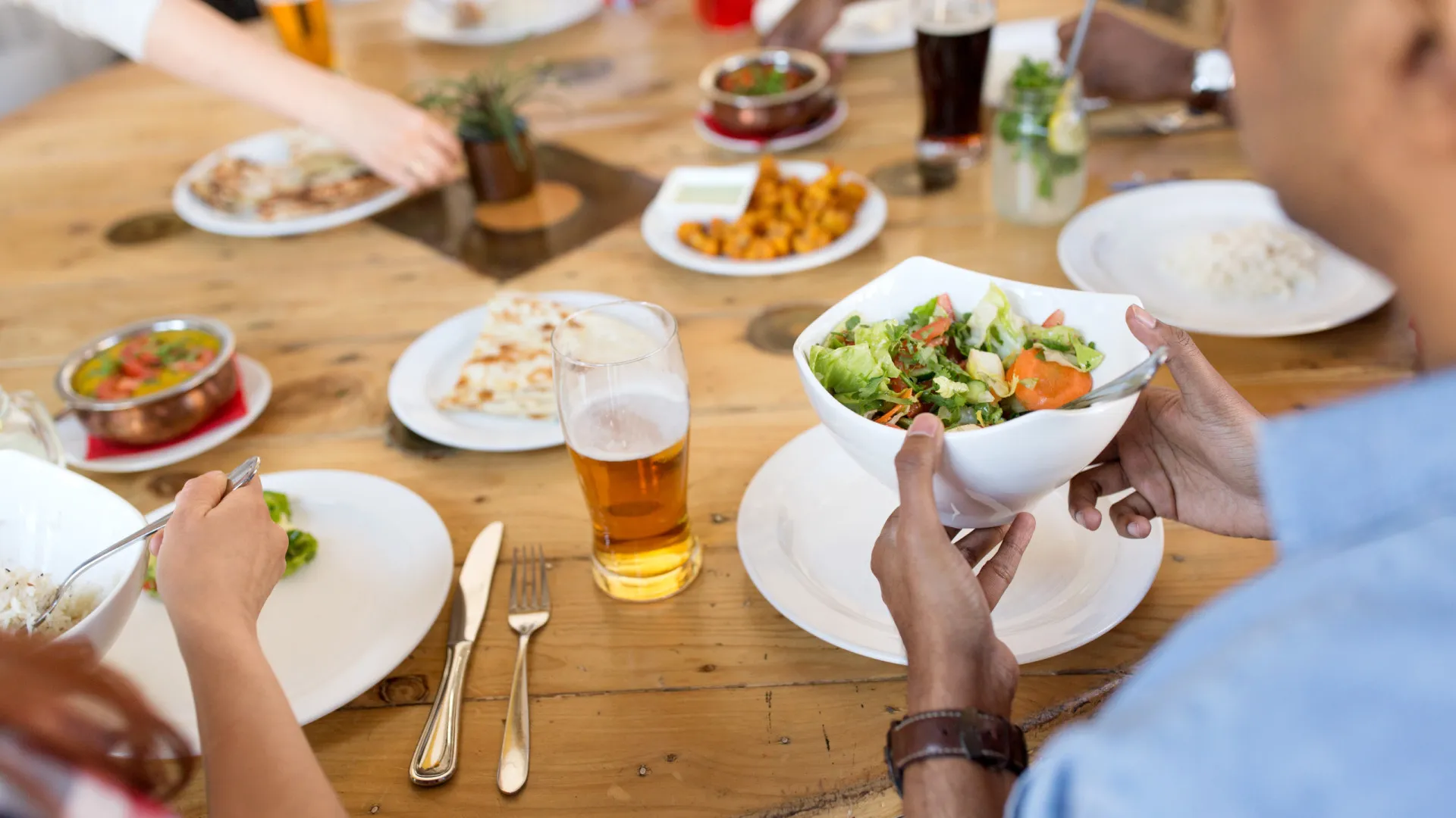 
                    Especialistas em segurança alimentar revelam o que evitam jantar fora
                