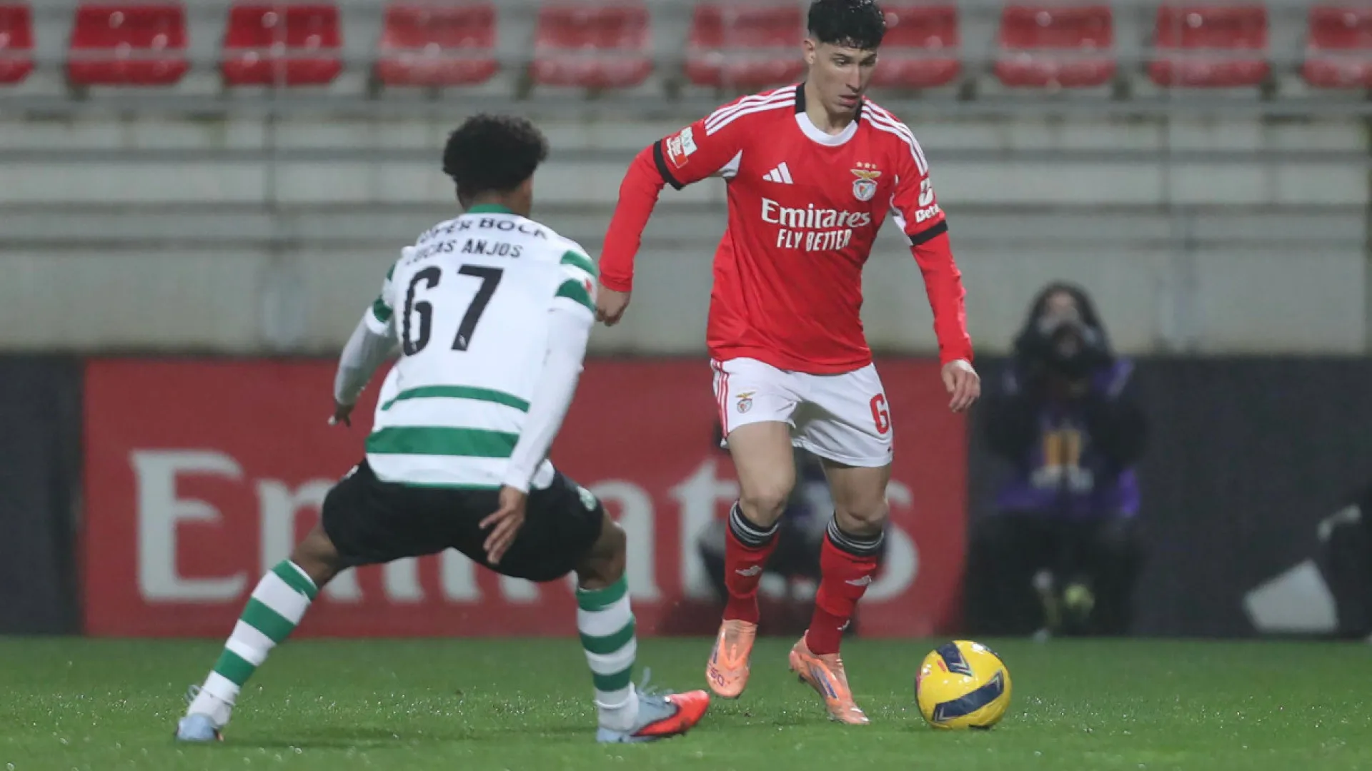 
                    Benfica B vence Sporting B (reduzido a nove) e afasta-se da despromoção
                