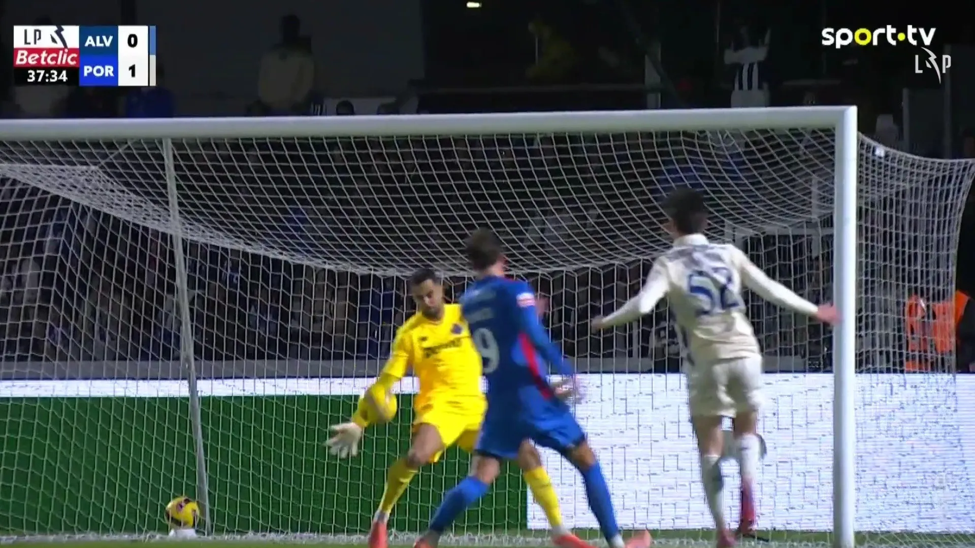 
                    Duas defesas em 13 minutos. Diogo Costa salvou assim FC Porto em Alverca
                