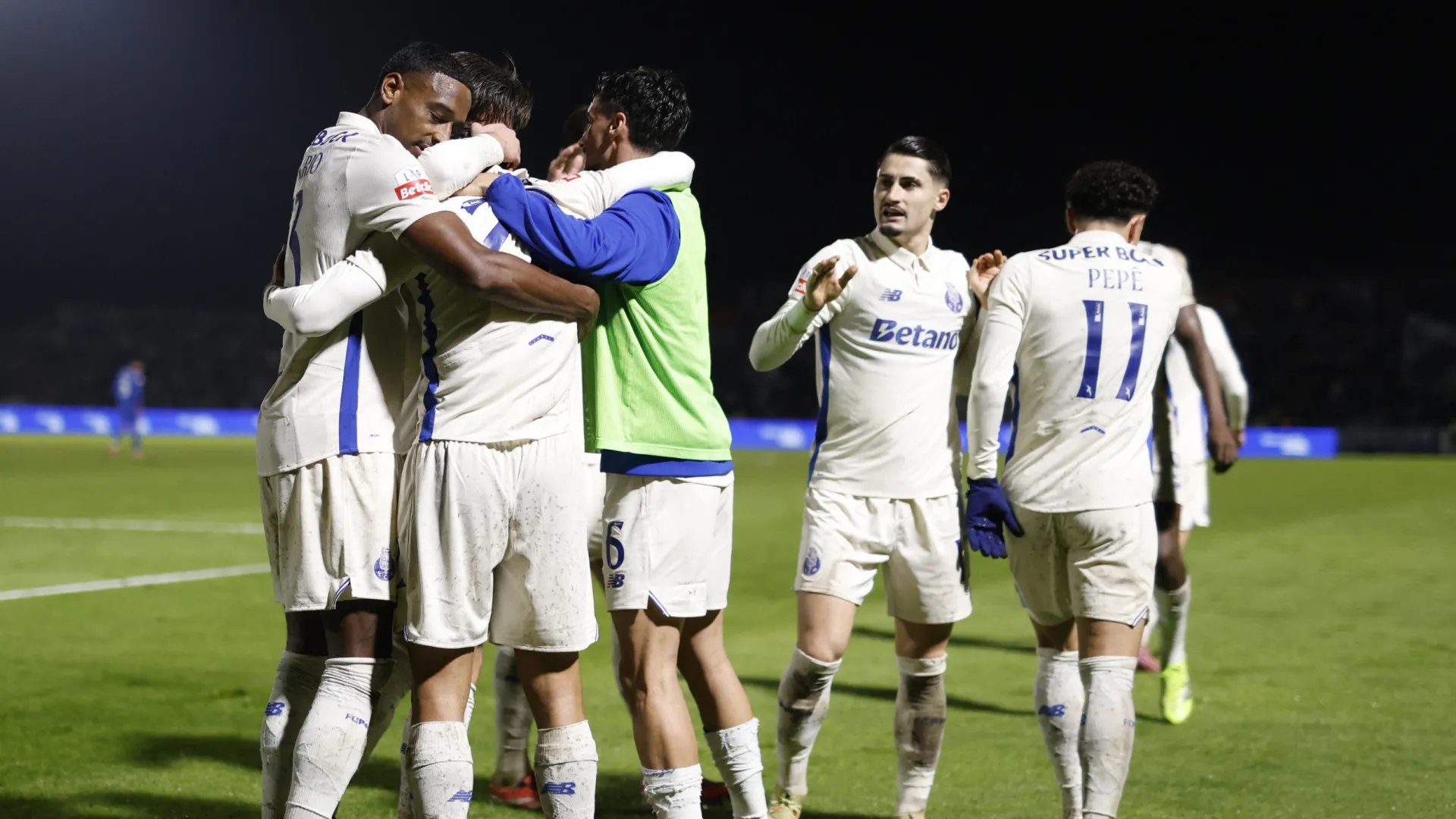 
                    FC Porto cumpre em Alverca e afasta-se (ainda mais) de Sporting e Benfica
                