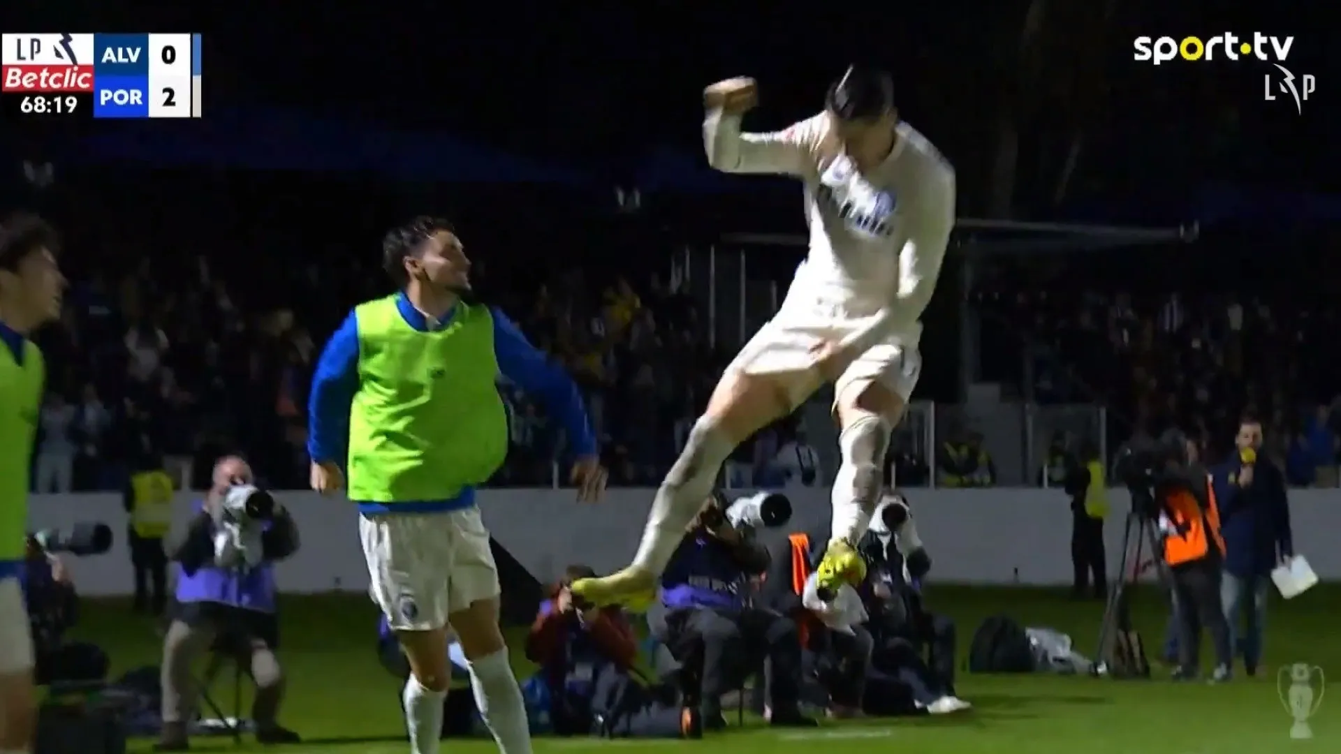 
                    Para ver e rever. Este golaço de Borja Sainz fechou o triunfo do FC Porto
                