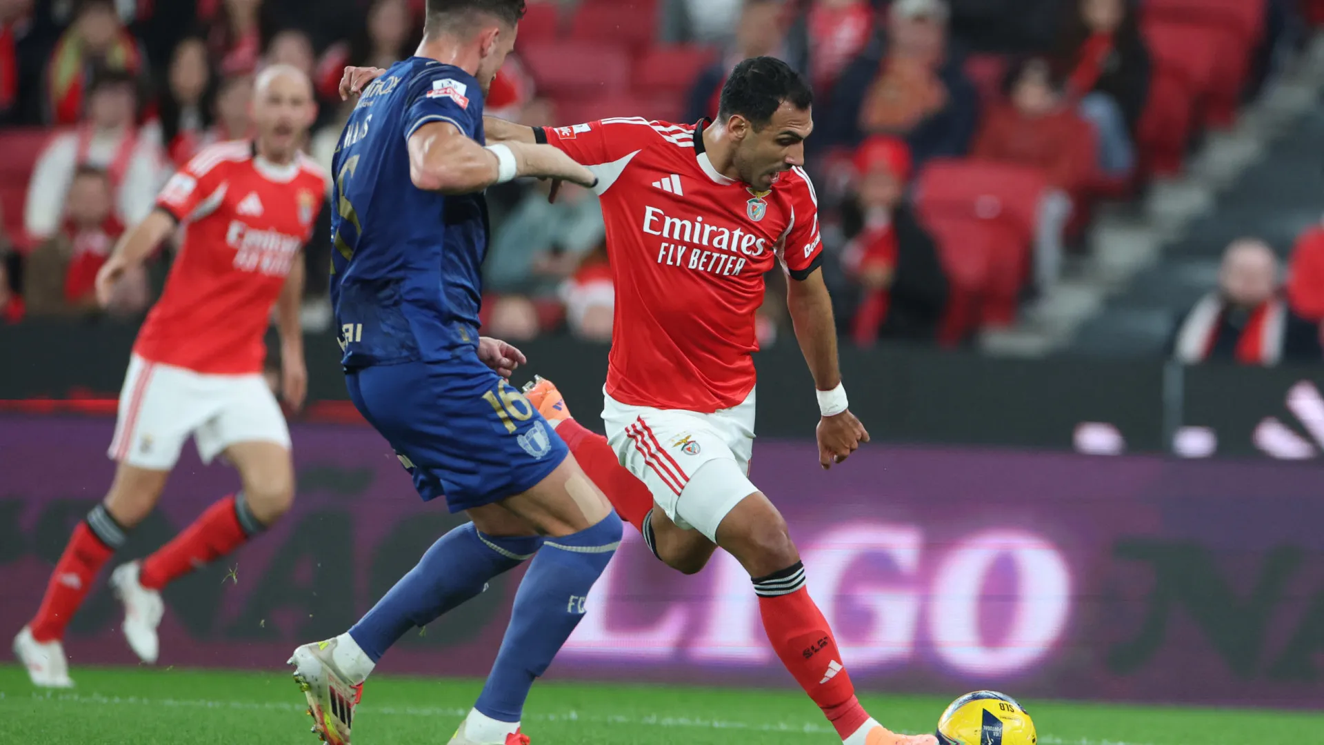 
                    EM DIRETO: Benfica e FC Porto vencem. Jornada fecha com Vitória-Sporting
                