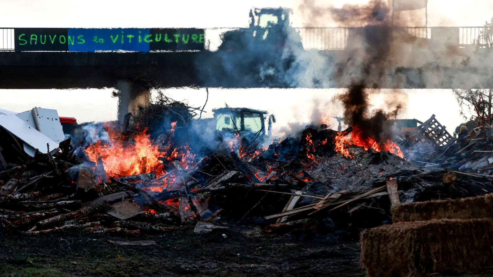 
                    Agricultores em França mantêm protestos, mas com menor mobilização
                