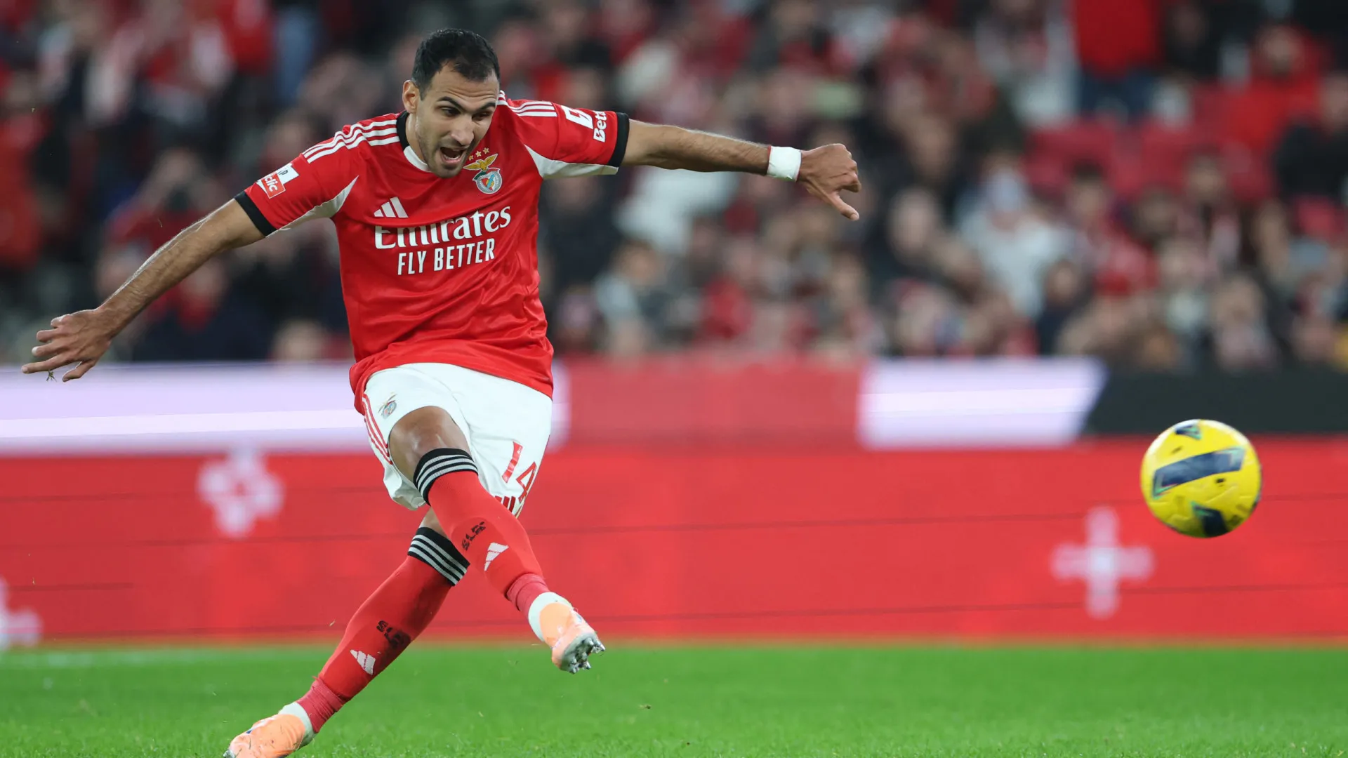 
                    Goleador-mor Pavlidis evita percalços do Benfica antes do Natal
                