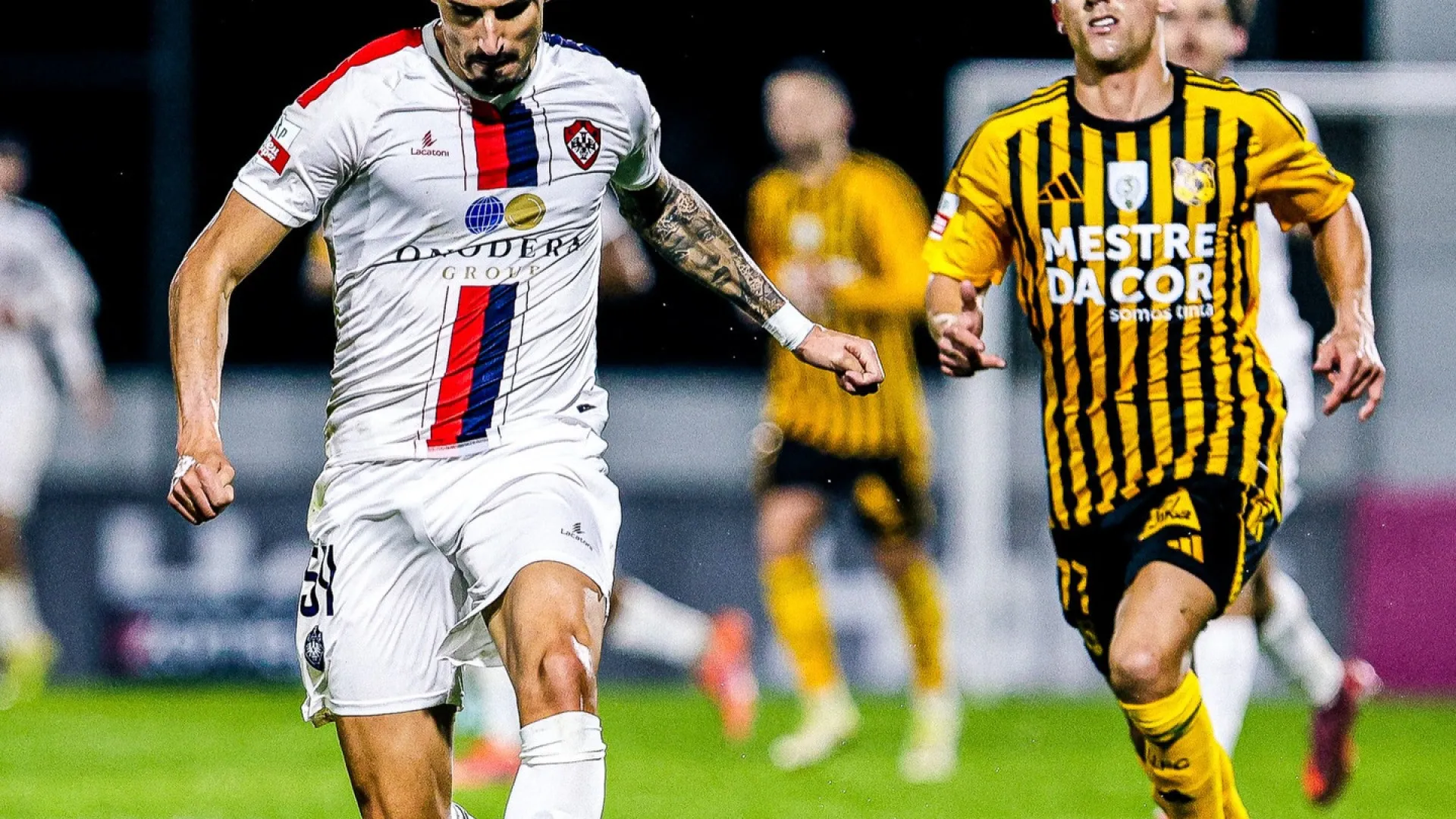 
                    Oliveirense bate Lourosa e escapa à zona de descida na II Liga
                