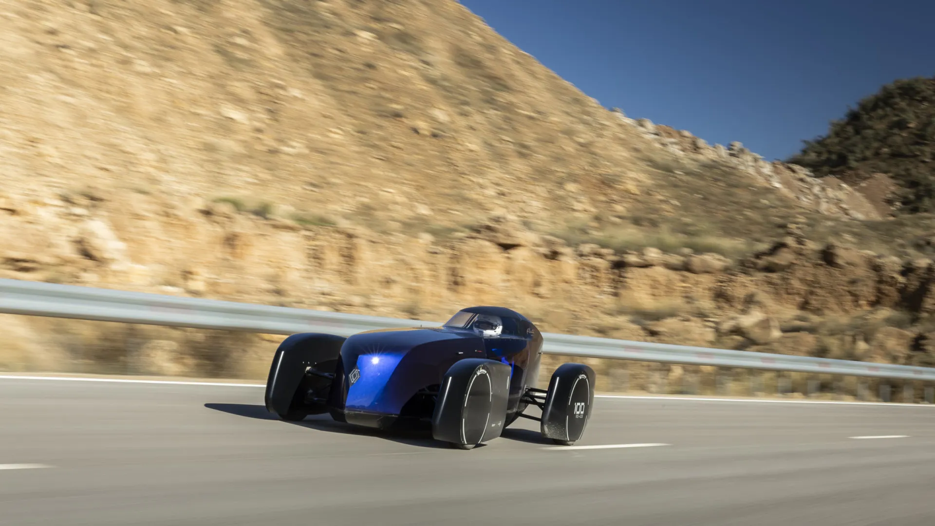 
                    Este elétrico da Renault fez mais de 1.000 km a 100 km/h sem carregar
                