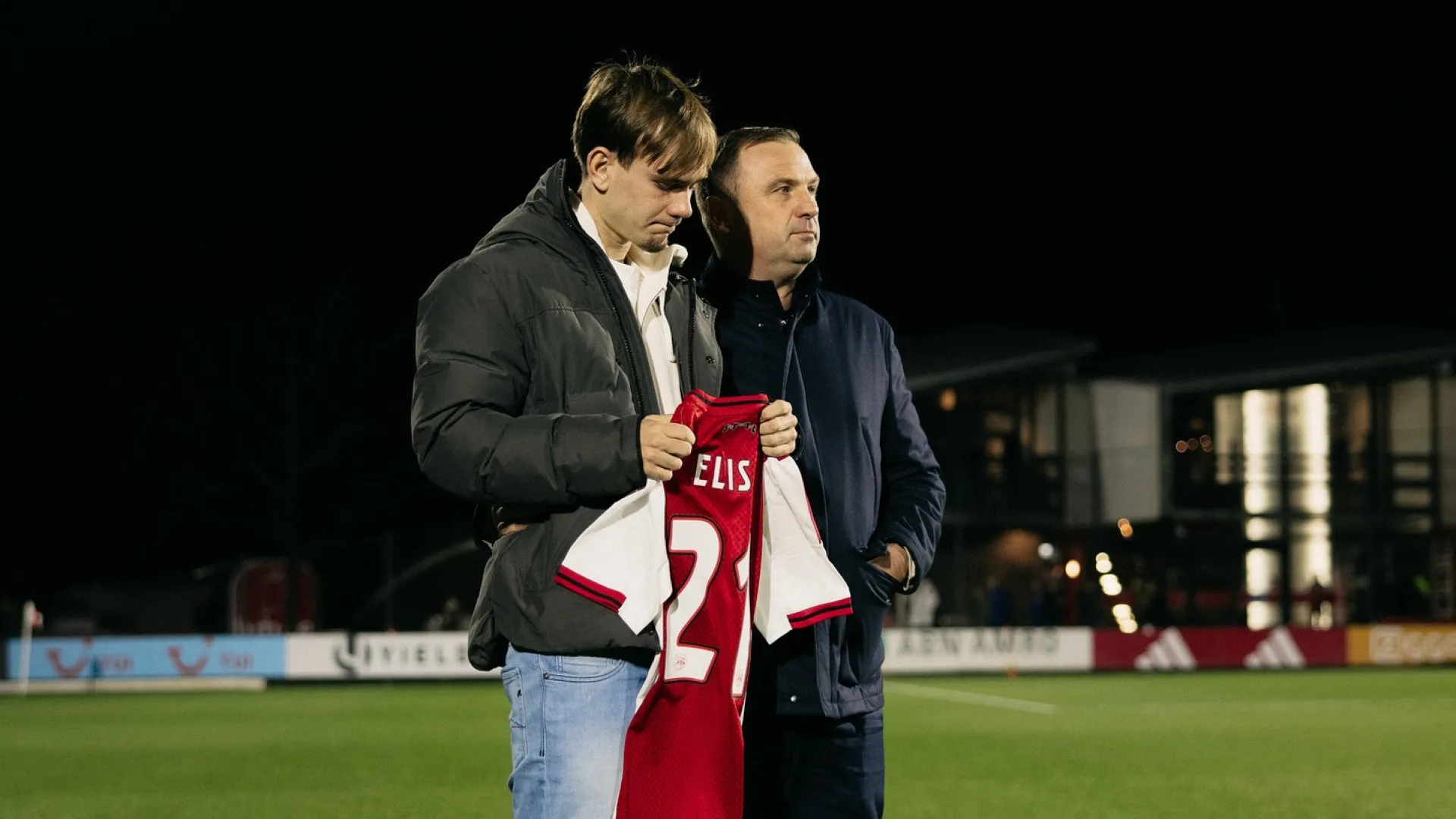 
                    A emotiva homenagem do Ajax à namorada de jogador que morreu atropelada
                