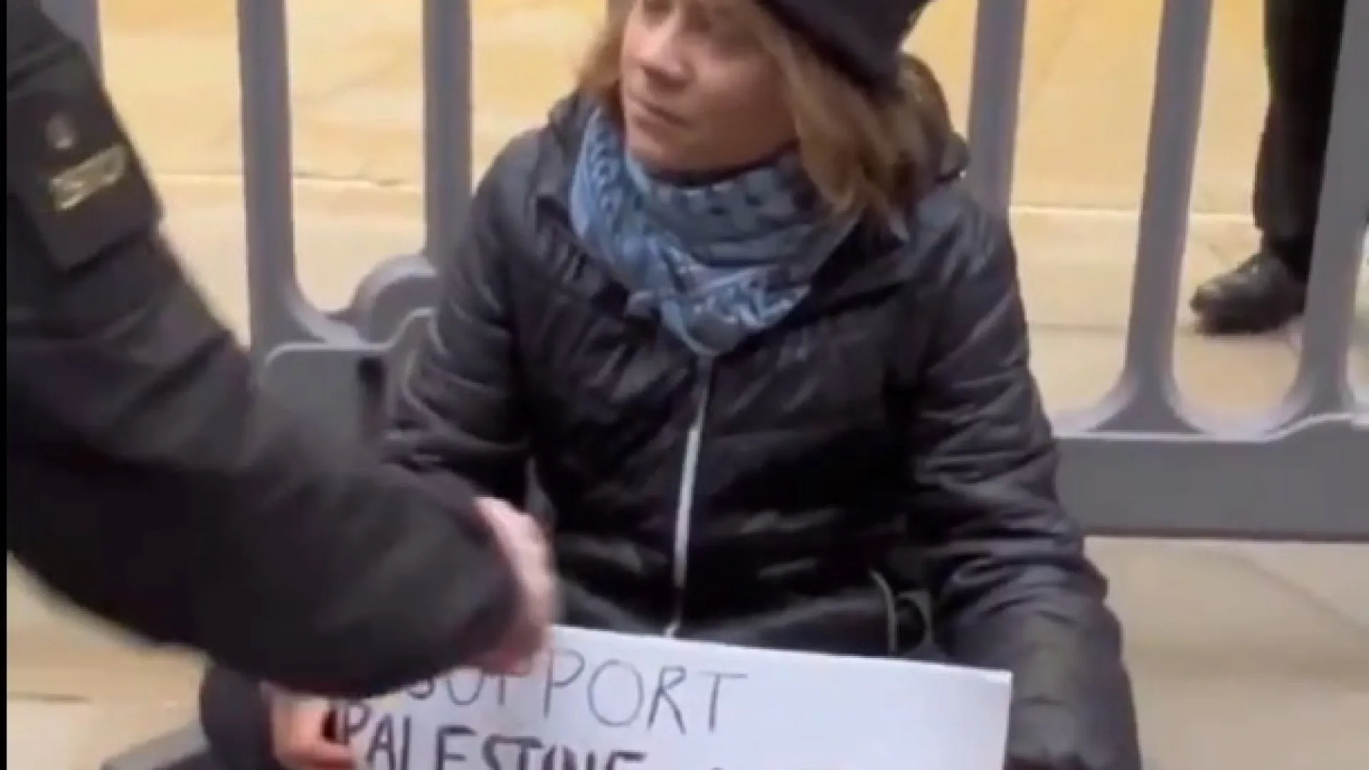 
                    Greta Thunberg detida no Reino Unido durante protesto pró-Palestina
                