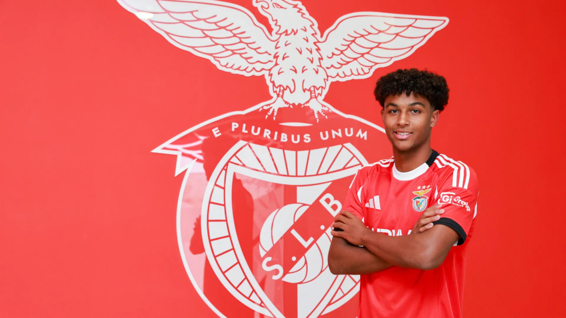 
                    Oficial: Benfica 'amarra' filho (e homónimo) de guarda-redes ex-Sporting
                