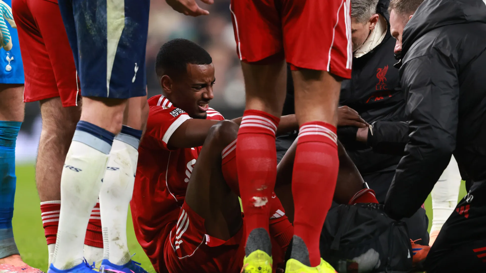 
                    Alexander Isak desfalca Liverpool por pelo menos dois meses. Eis o motivo
                