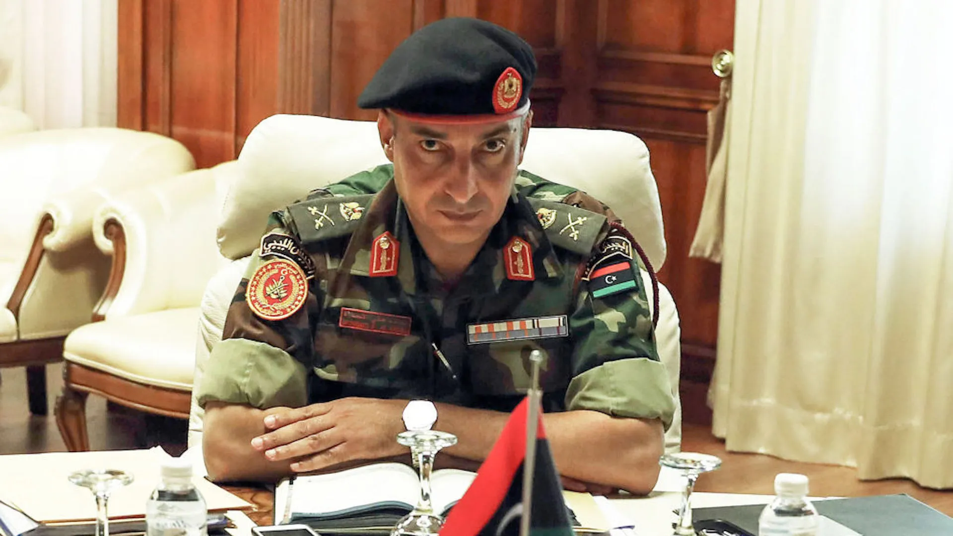 
                    Chefe do exército líbio morre em queda de jato que perdeu sinal em Ancara
                