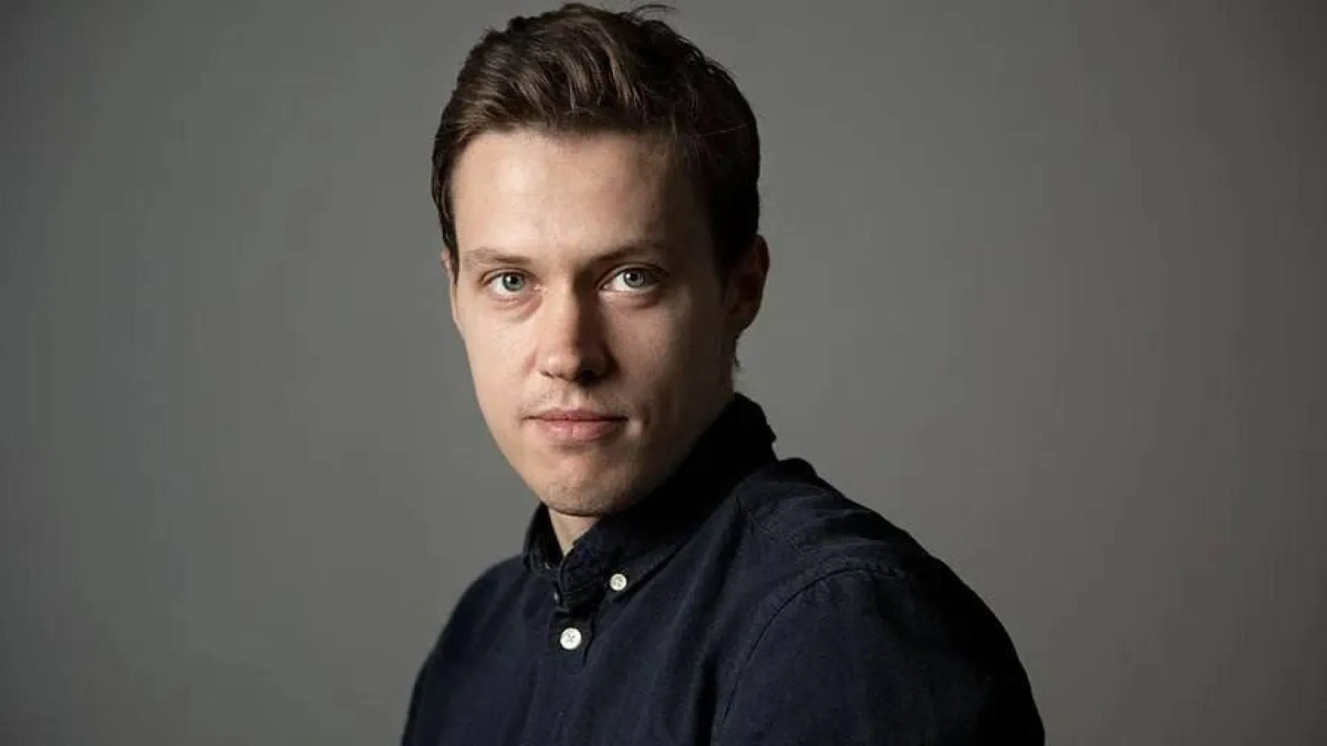 
                    Rússia retira cidadania a Roman Anin, jornalista crítico da guerra
                