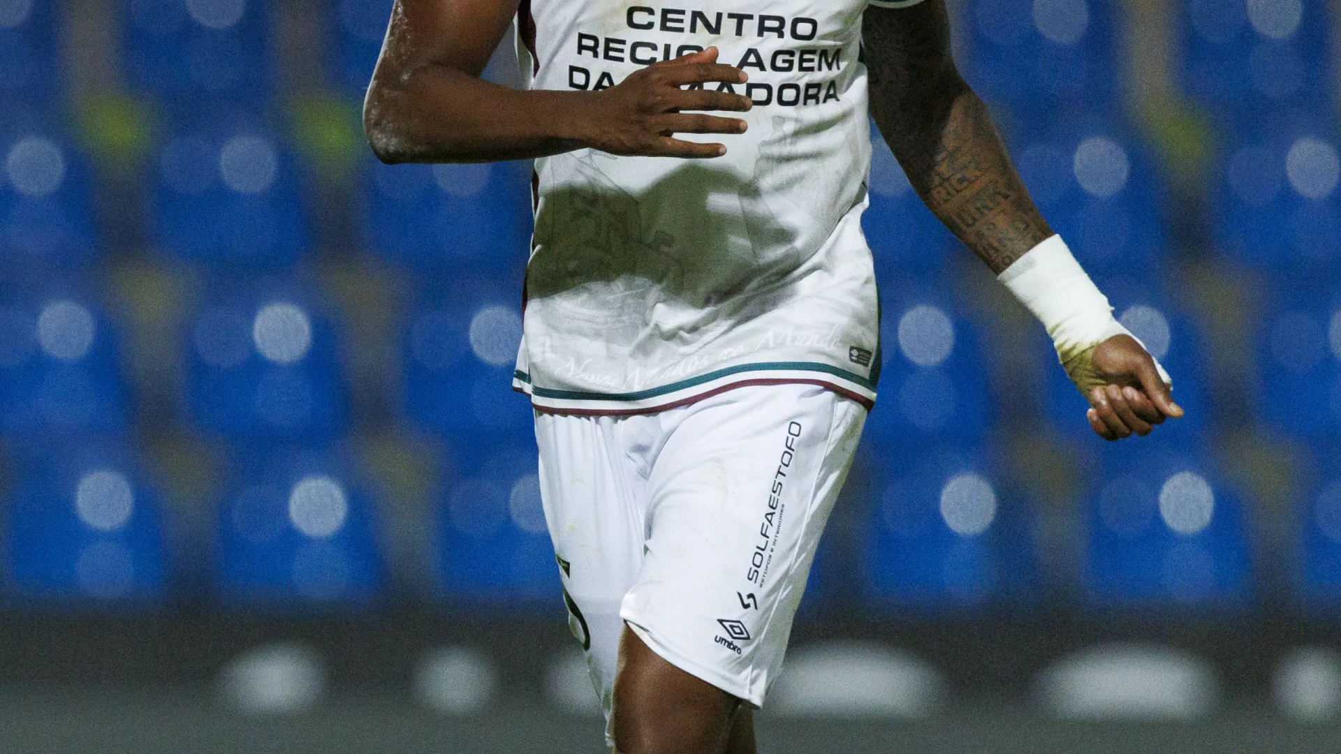 
                    Fez estragos no Dragão e promete explodir no Benfica. Quem é Sidny?
                