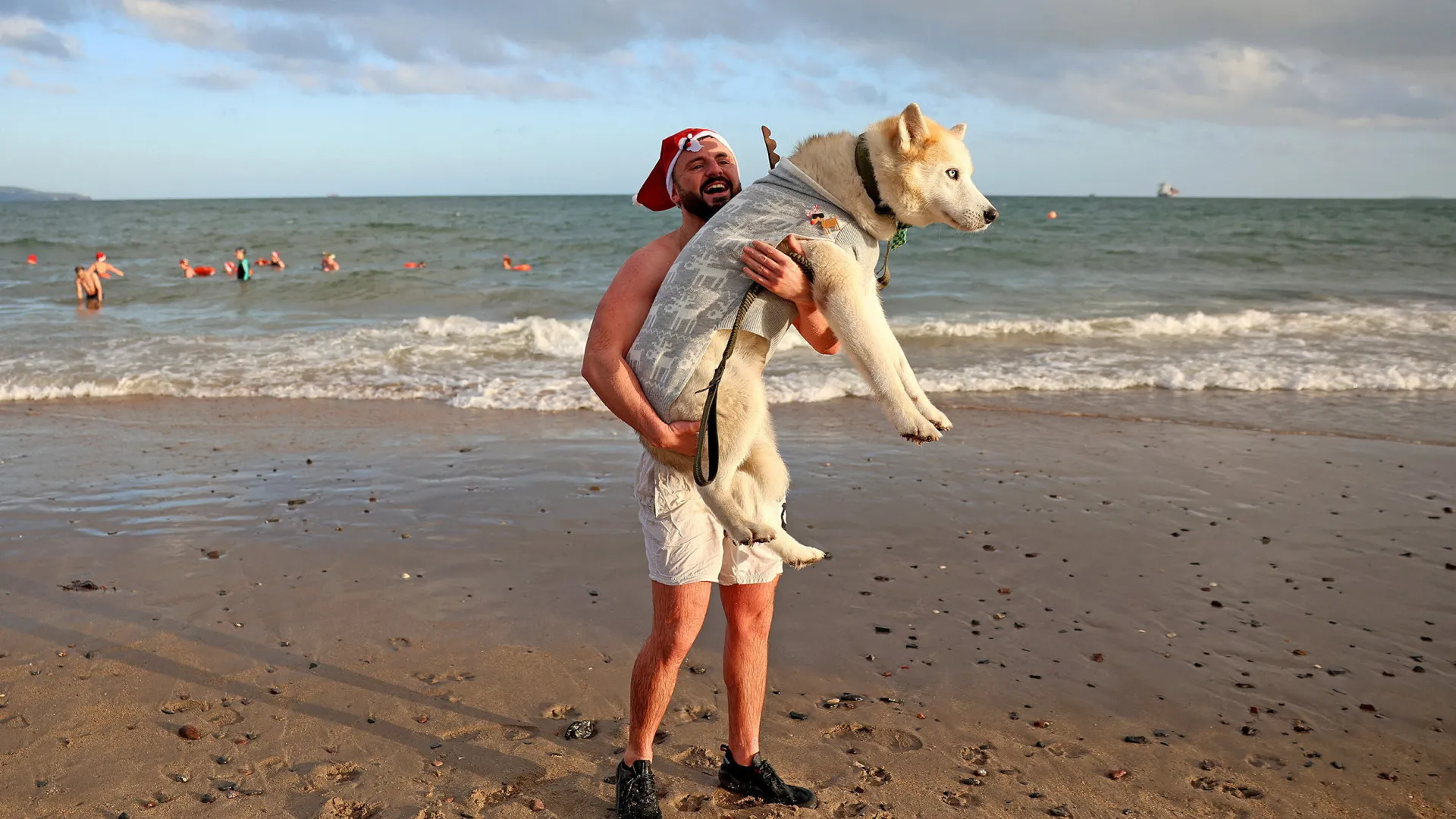 
                    Esta tradição de Natal implica um mergulho em águas geladas. Ora veja
                