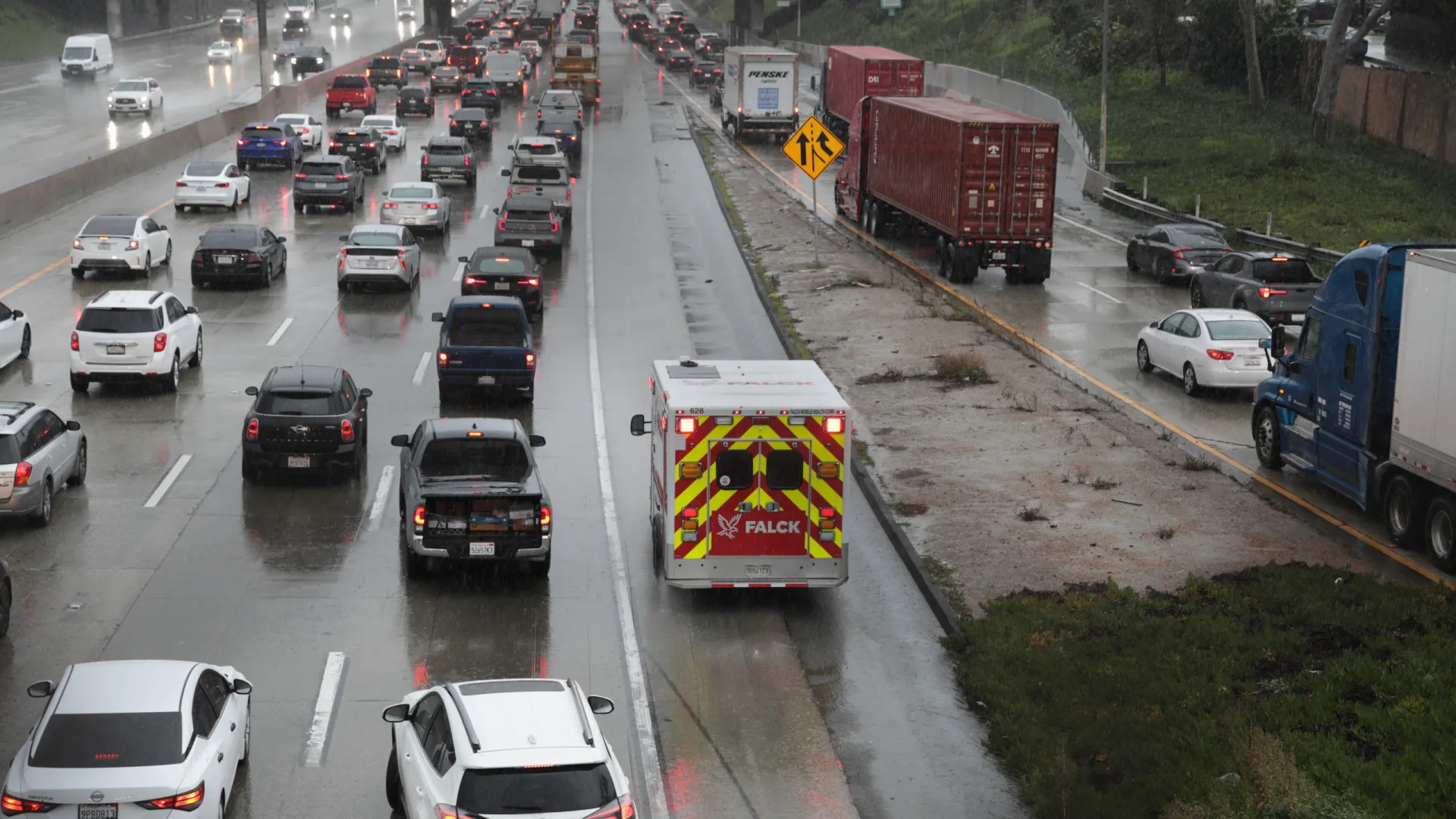 
                    Estado de emergência em Los Angeles devido a risco de inundações no Natal
                
