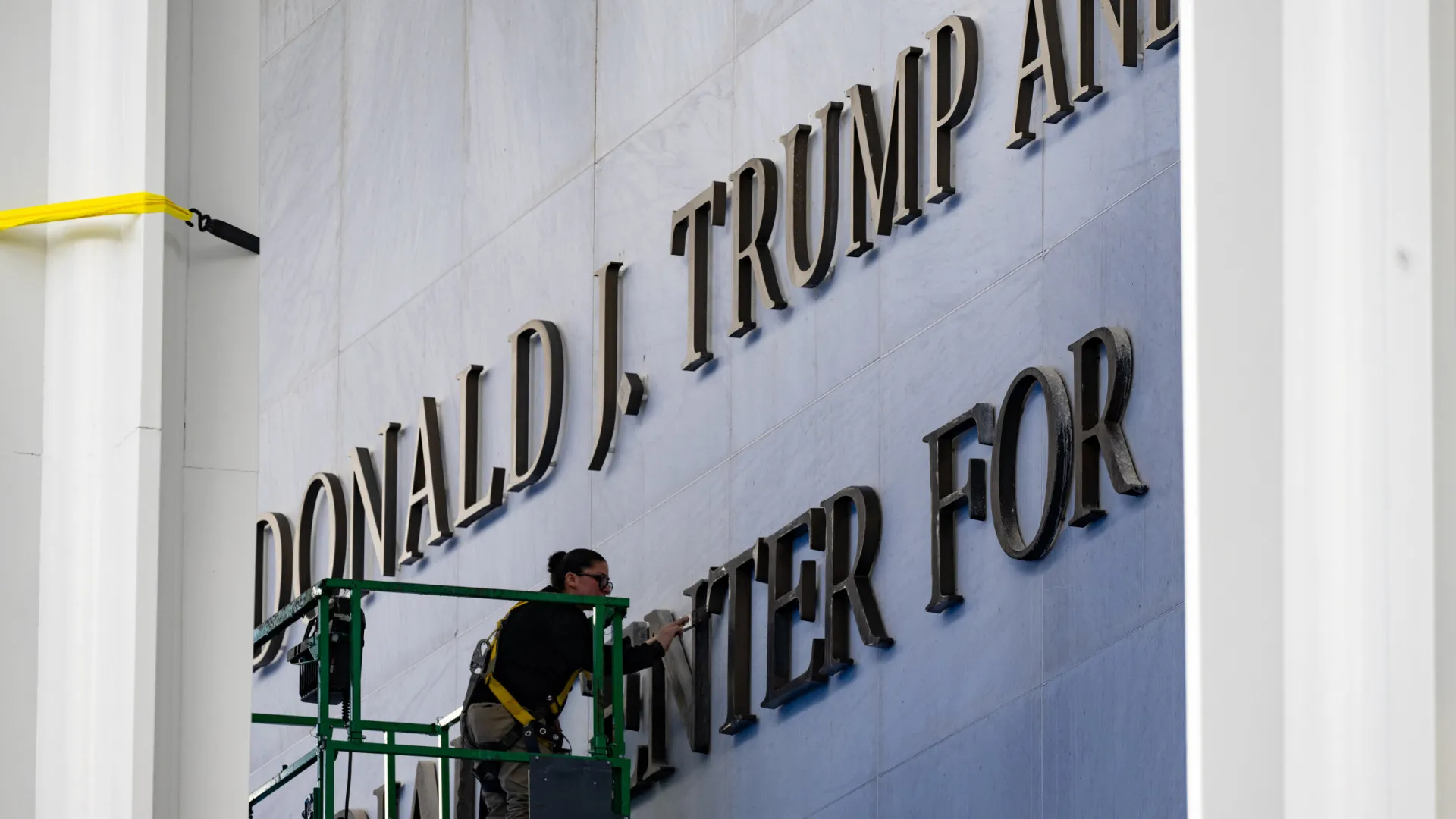 
                    Concerto de Natal no Kennedy Center cancelado depois de Trump pôr o seu nome no edíficio
                