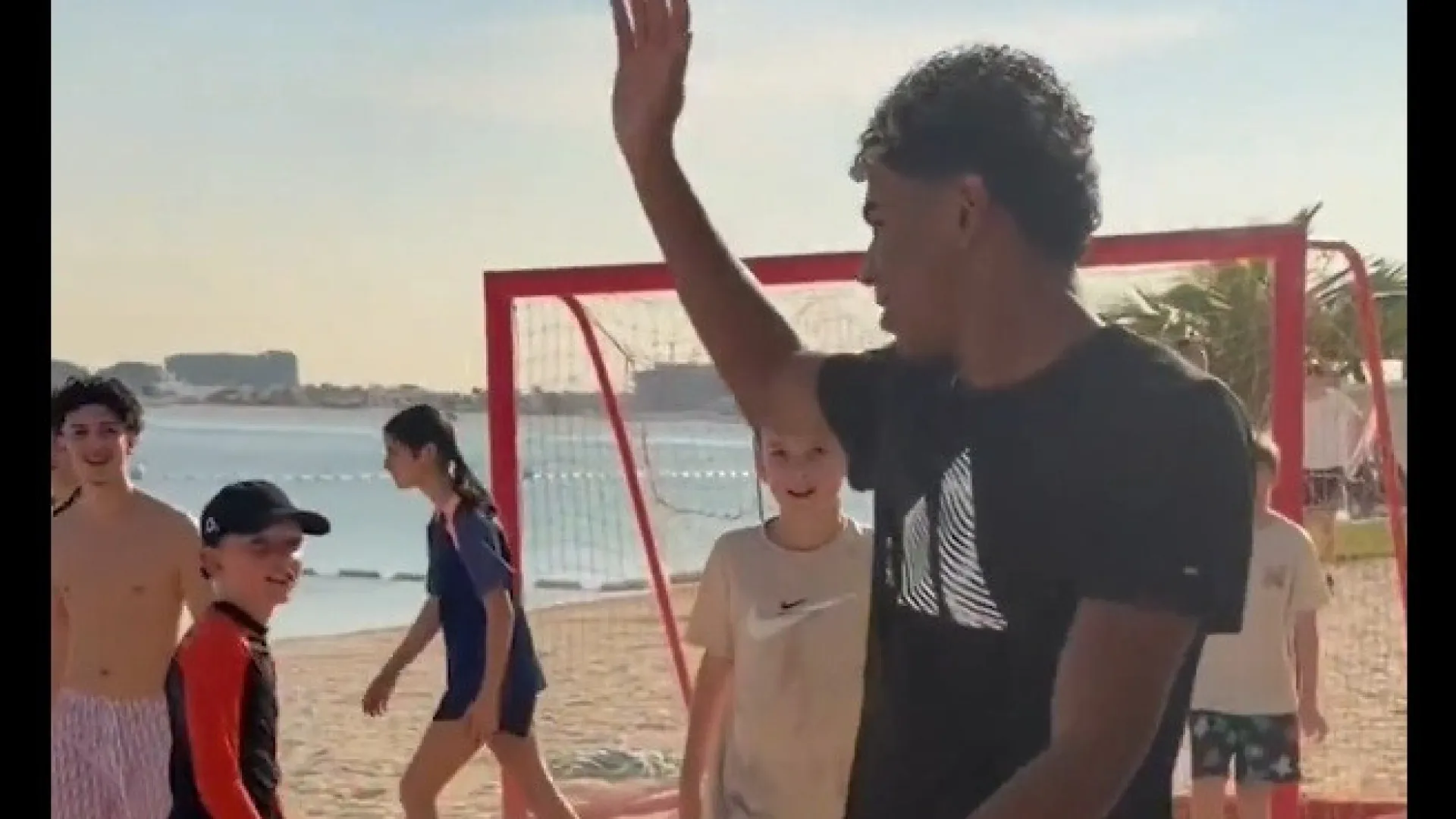 
                    O gesto de Lamine Yamal com um grupo de jovens que já se tornou viral
                