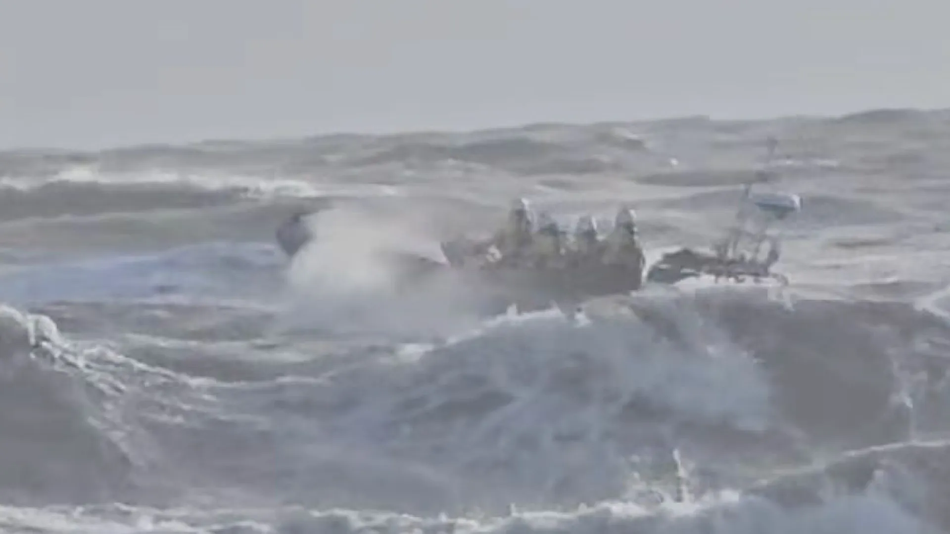 
                    Tradição de Natal acaba mal. Dois desaparecidos após mergulho no mar
                