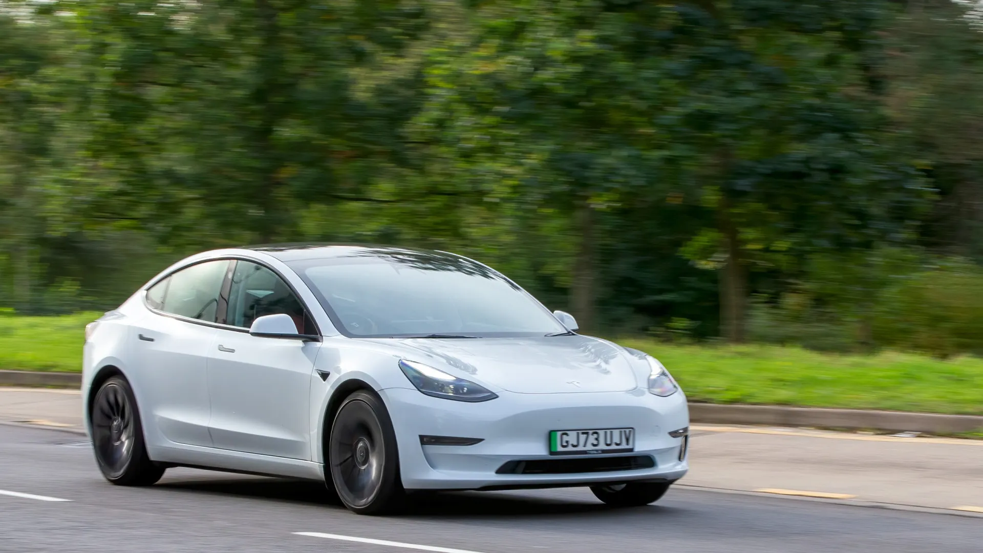 
                    Tesla Model 3 investigado nos EUA por possível falha de segurança
                