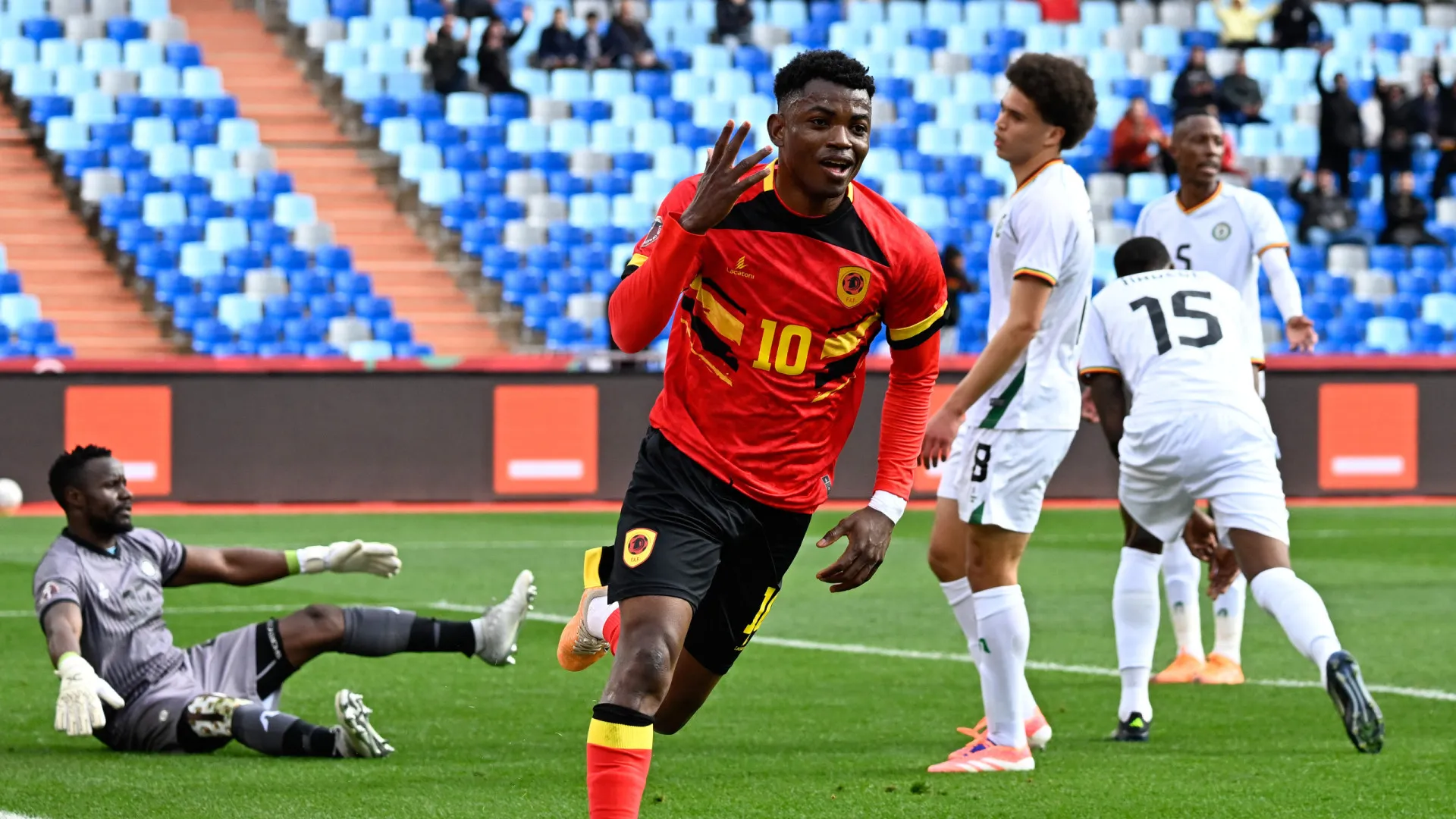 
                    Ex-Sporting dá uma ajuda, mas Angola complica contas do apuramento
                