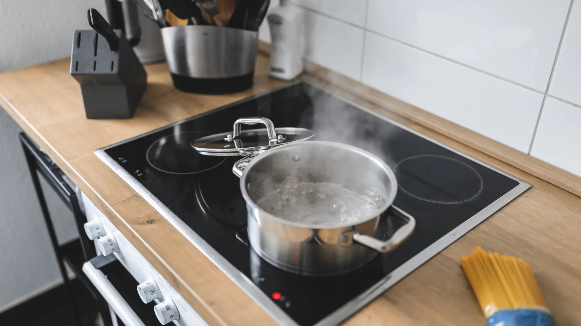 
                    Os erros mais comuns ao limpar a placa de indução! Saiba como restaurá-la
                