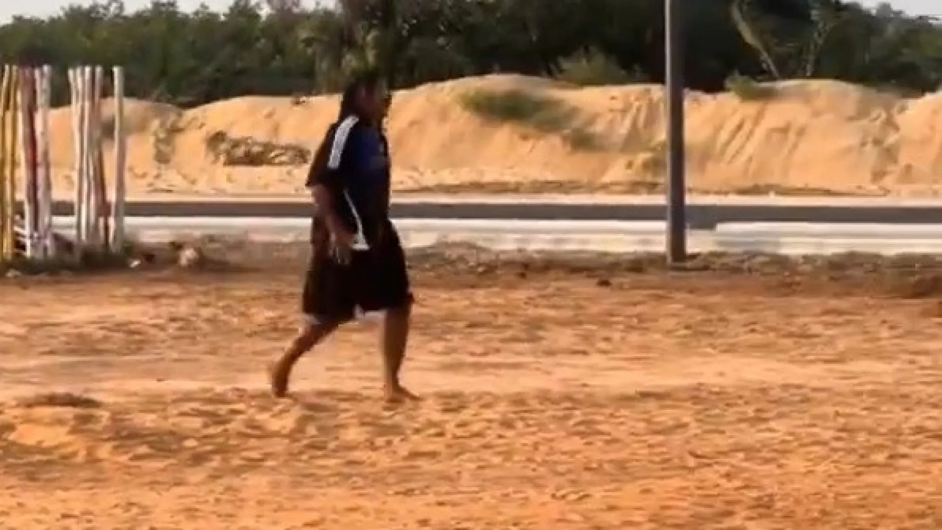 
                    Jules Koundé regressou às origens e jogou futebol... num pelado
                