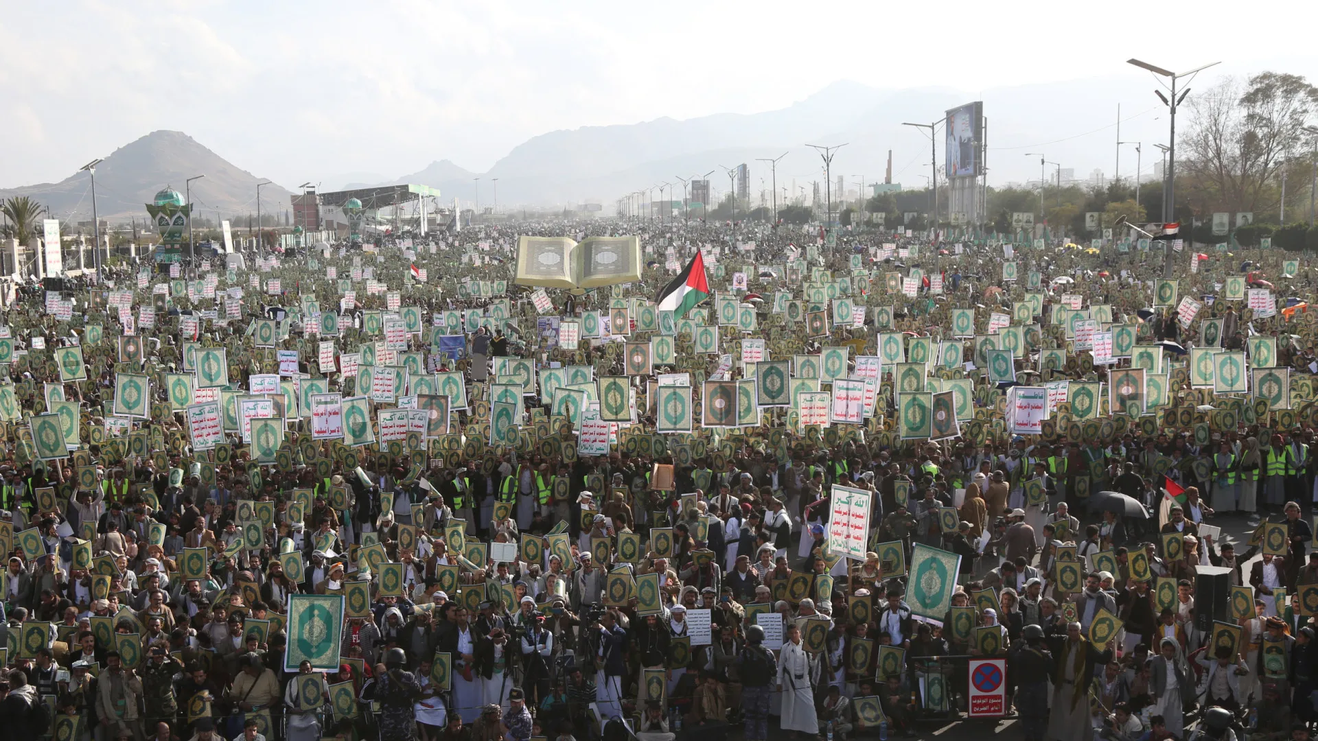 
                    Iémen: Riade concentra 15.000 combatentes iemenitas junto à fronteira
                