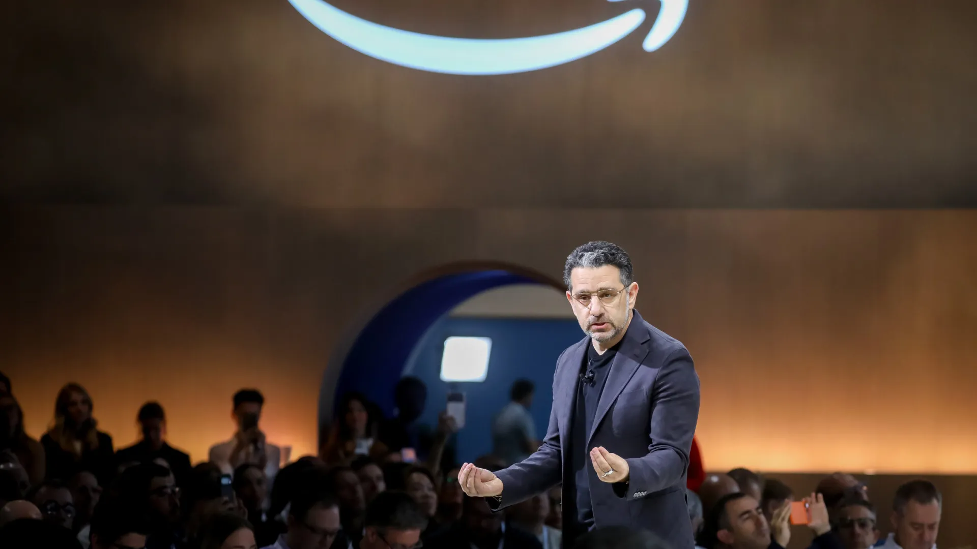 
                    Executivo da Amazon prevê 'morte' dos telemóveis e apps
                