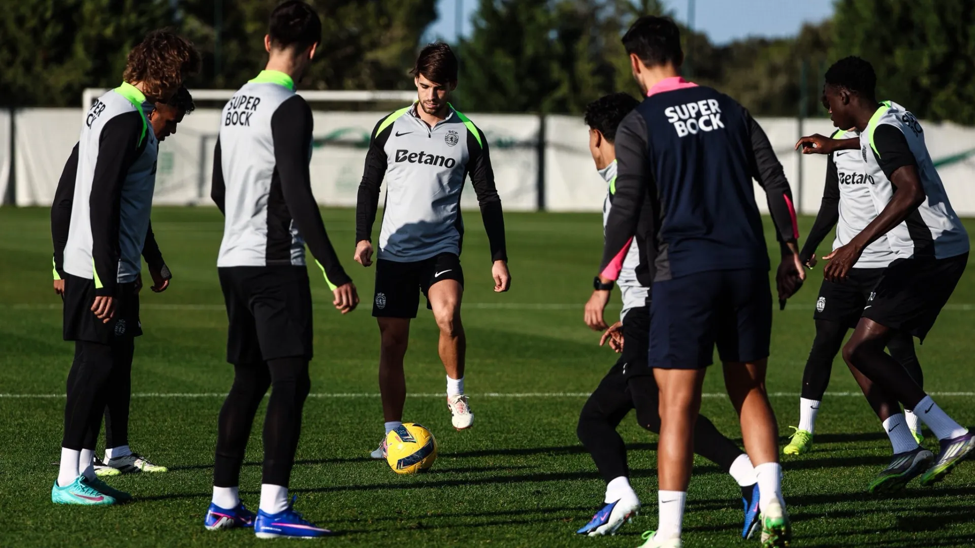 
                    Rui Borges dá 'prenda' de Natal e chama sete miúdos ao treino do Sporting
                