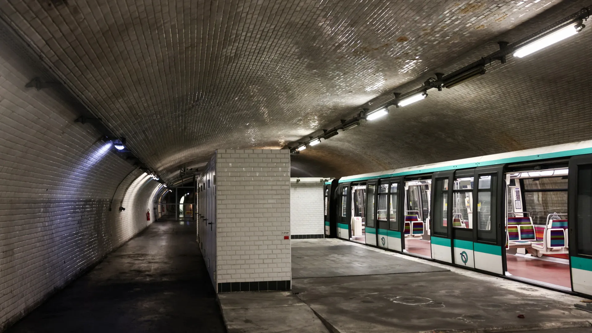 
                    Três mulheres esfaqueadas por homem no metro em Paris
                