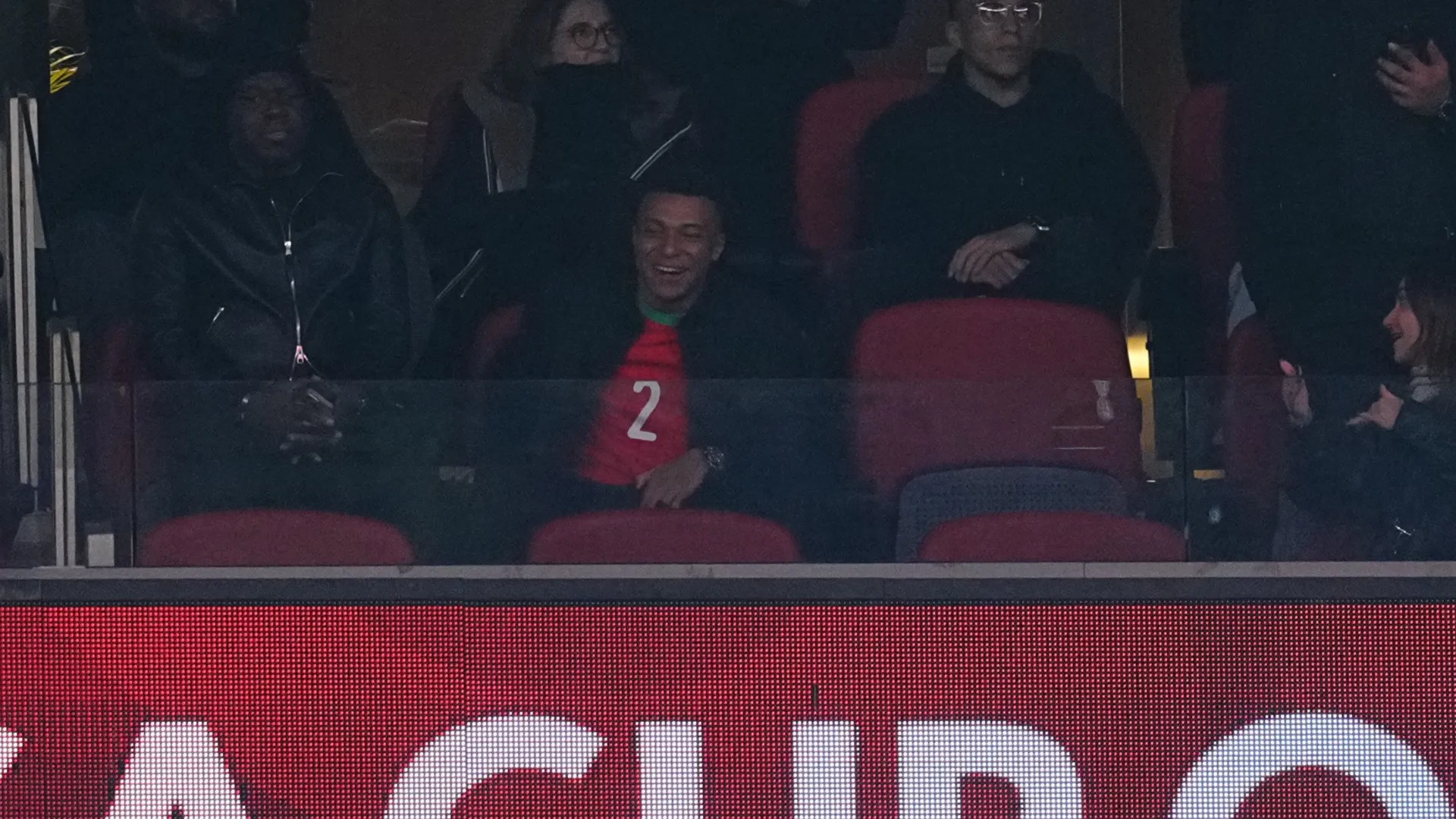 
                    Como nunca o viu. Kylian Mbappé esteve no Marrocos-Mali a apoiar Hakimi
                