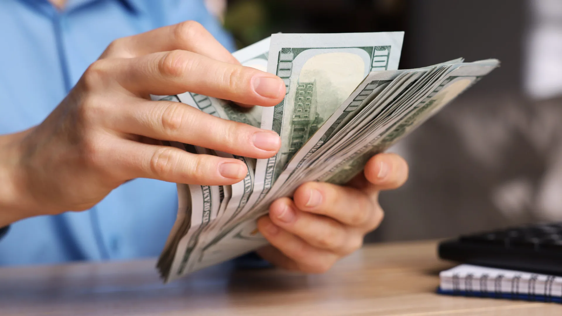 
                    Empresário vende negócio e dá bónus de 240 milhões aos funcionários
                