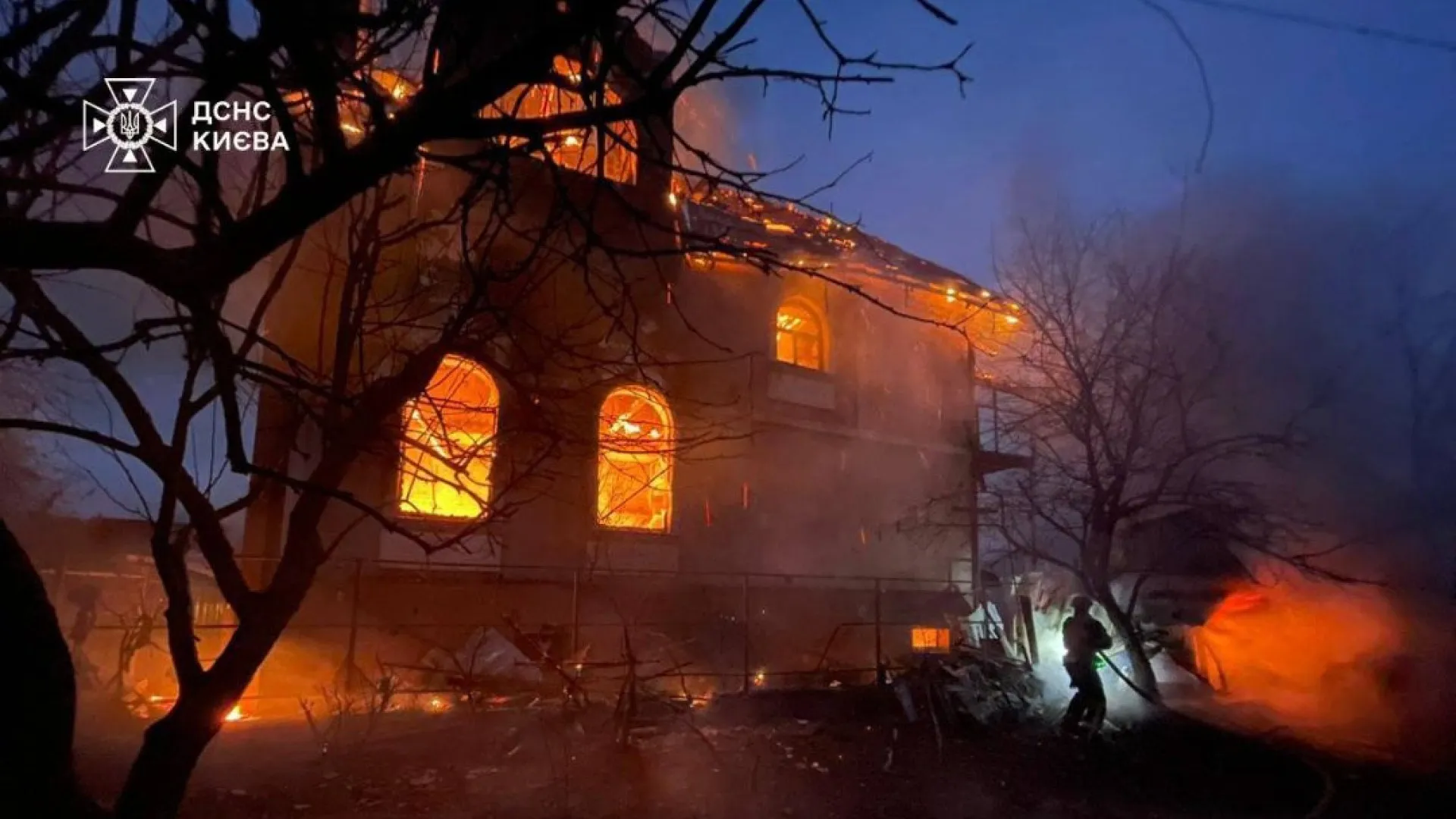 
                    Pelo menos onze feridos em ataque russo a Kyiv. Veja as imagens
                