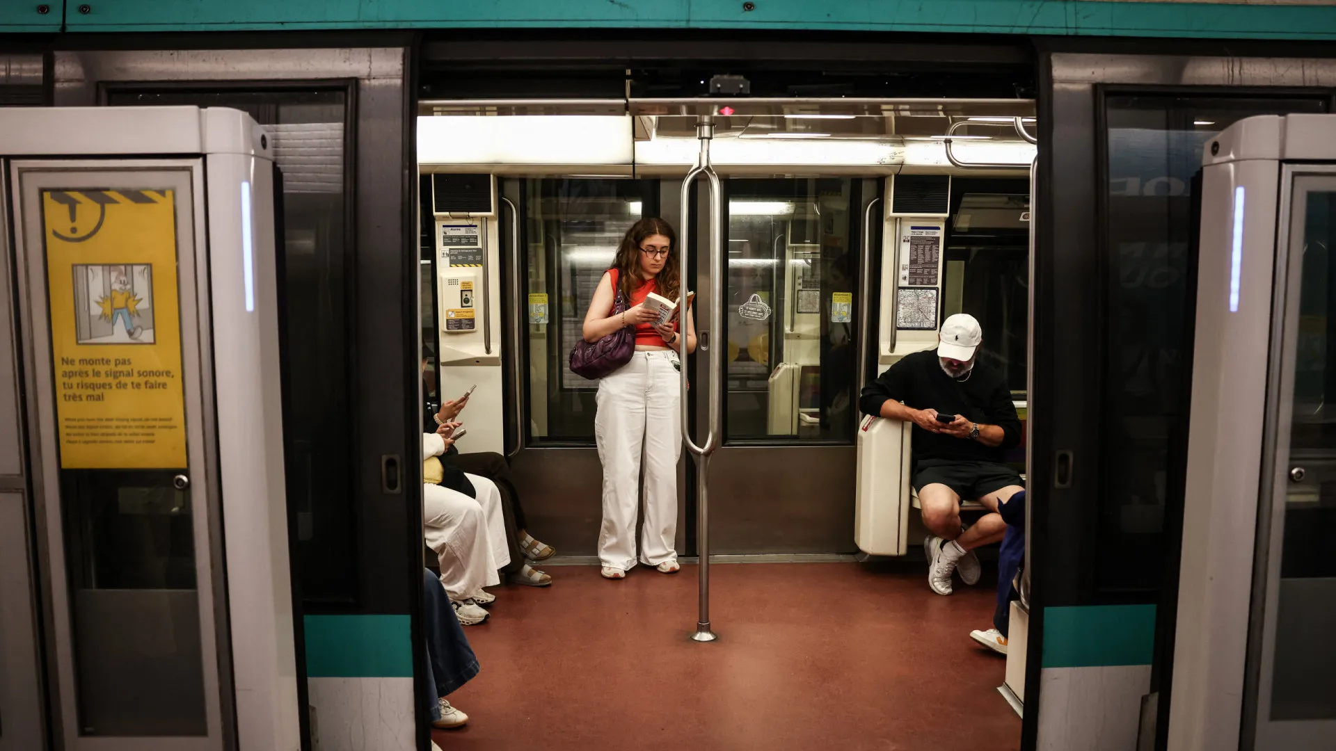 
                    Condenado e com ordem de extradição. O suspeito do ataque à faca em Paris
                