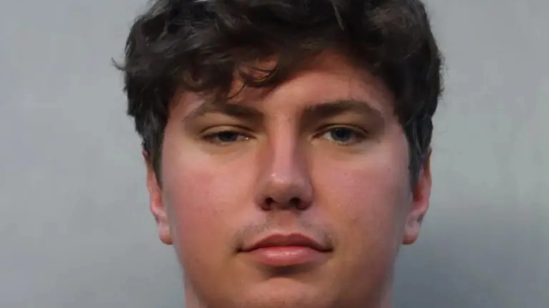 
                    Em busca de roupa? Homem assalta 2 mansões na Florida... completamente nu
                