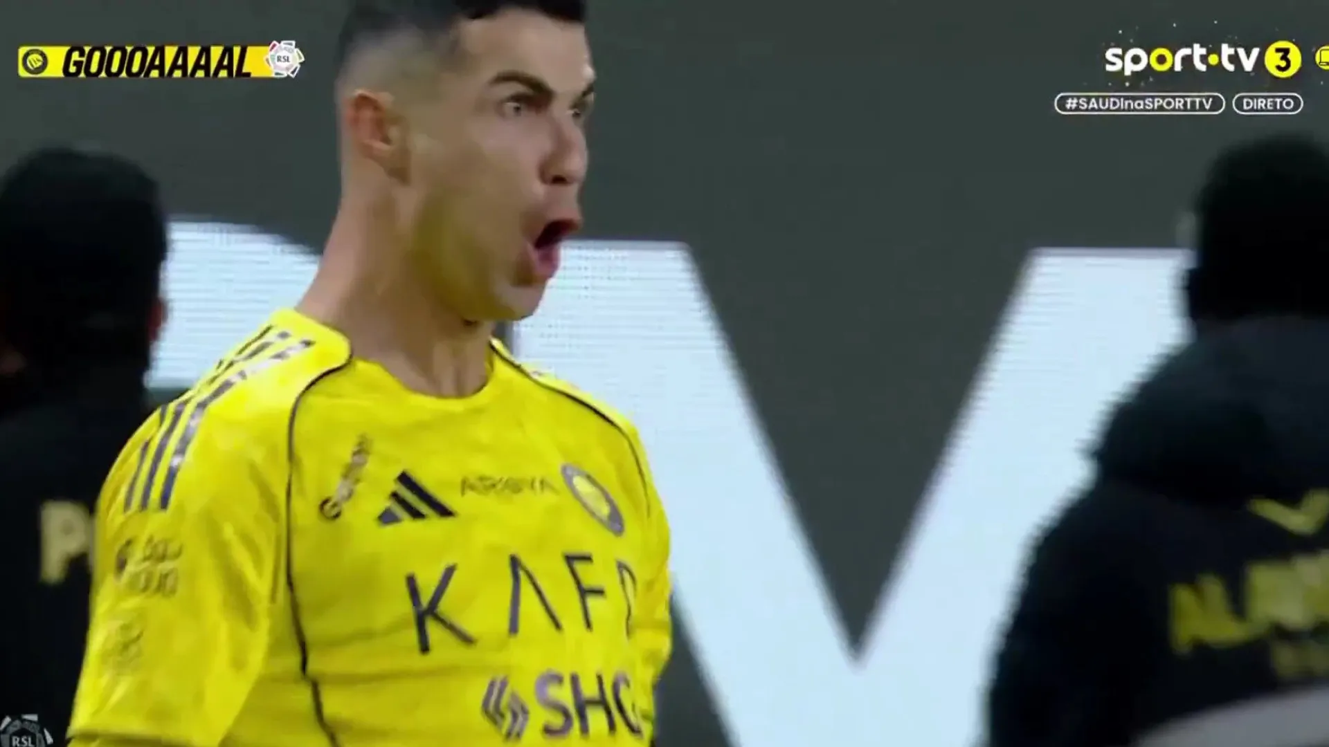 
                    Cristiano Ronaldo não se cansa. Golaço de calcanhar vai correr mundo
                