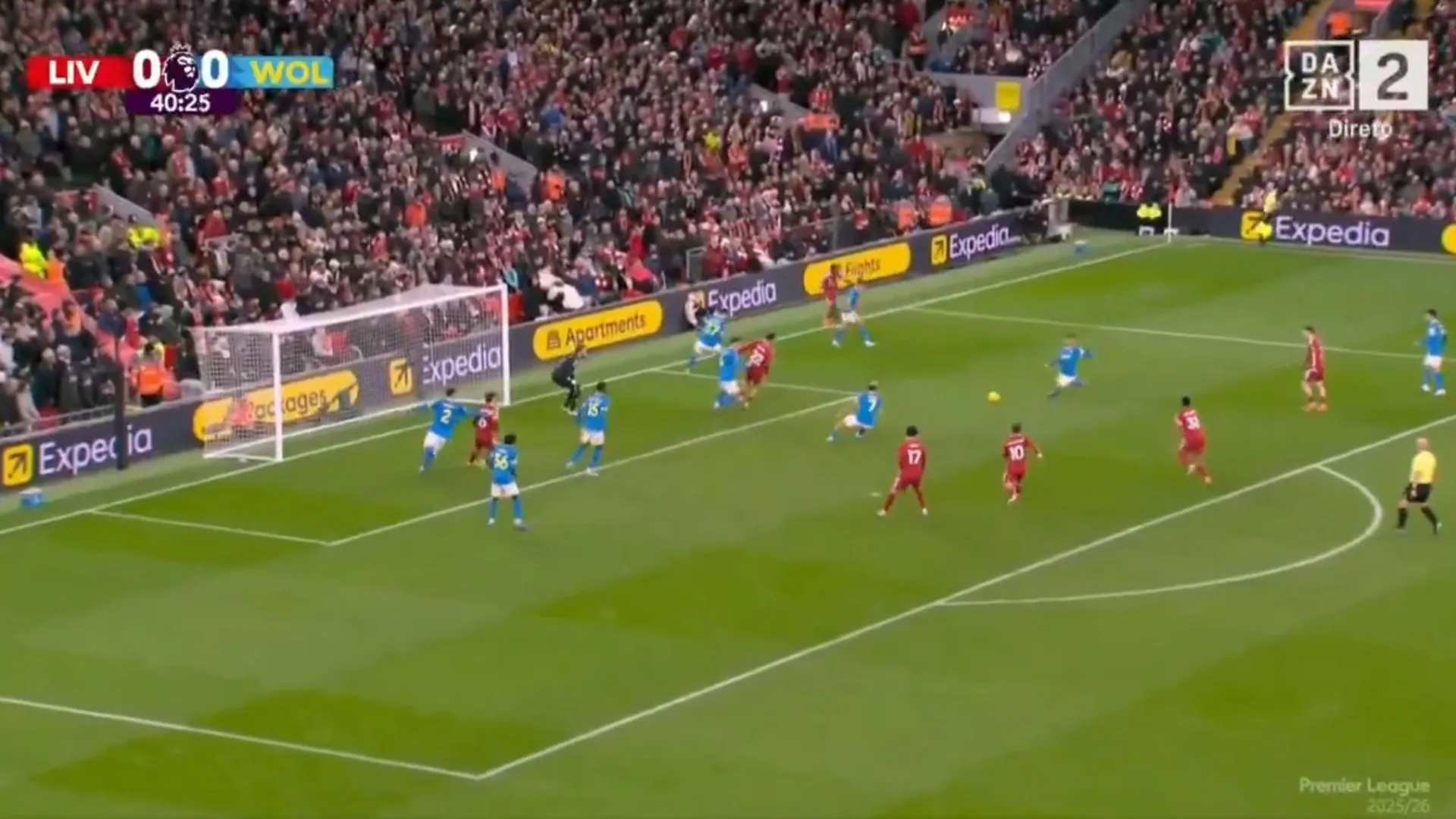 
                    Tributo a Diogo Jota no Liverpool-Wolves contou com golo de Gravenberch
                