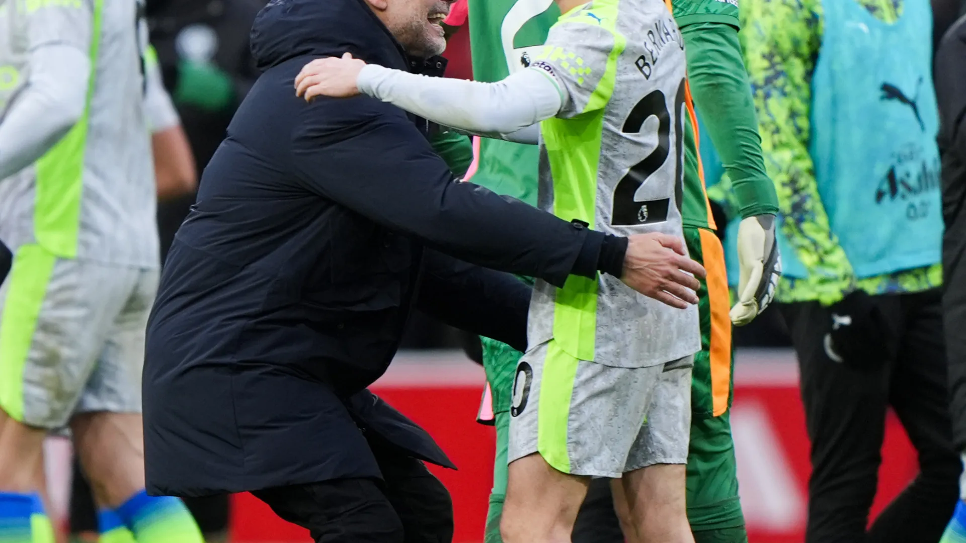 
                    Imperdível: Guardiola igual a si próprio após vitória do Manchester City
                