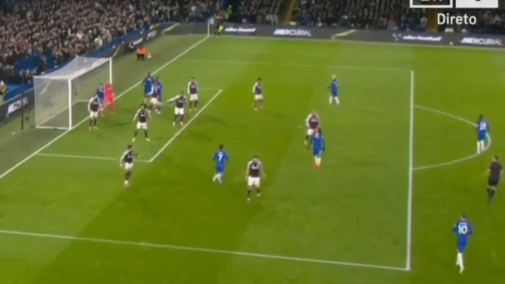 
                    Confusão na área do Aston Villa terminou com golo caricato de João Pedro
                