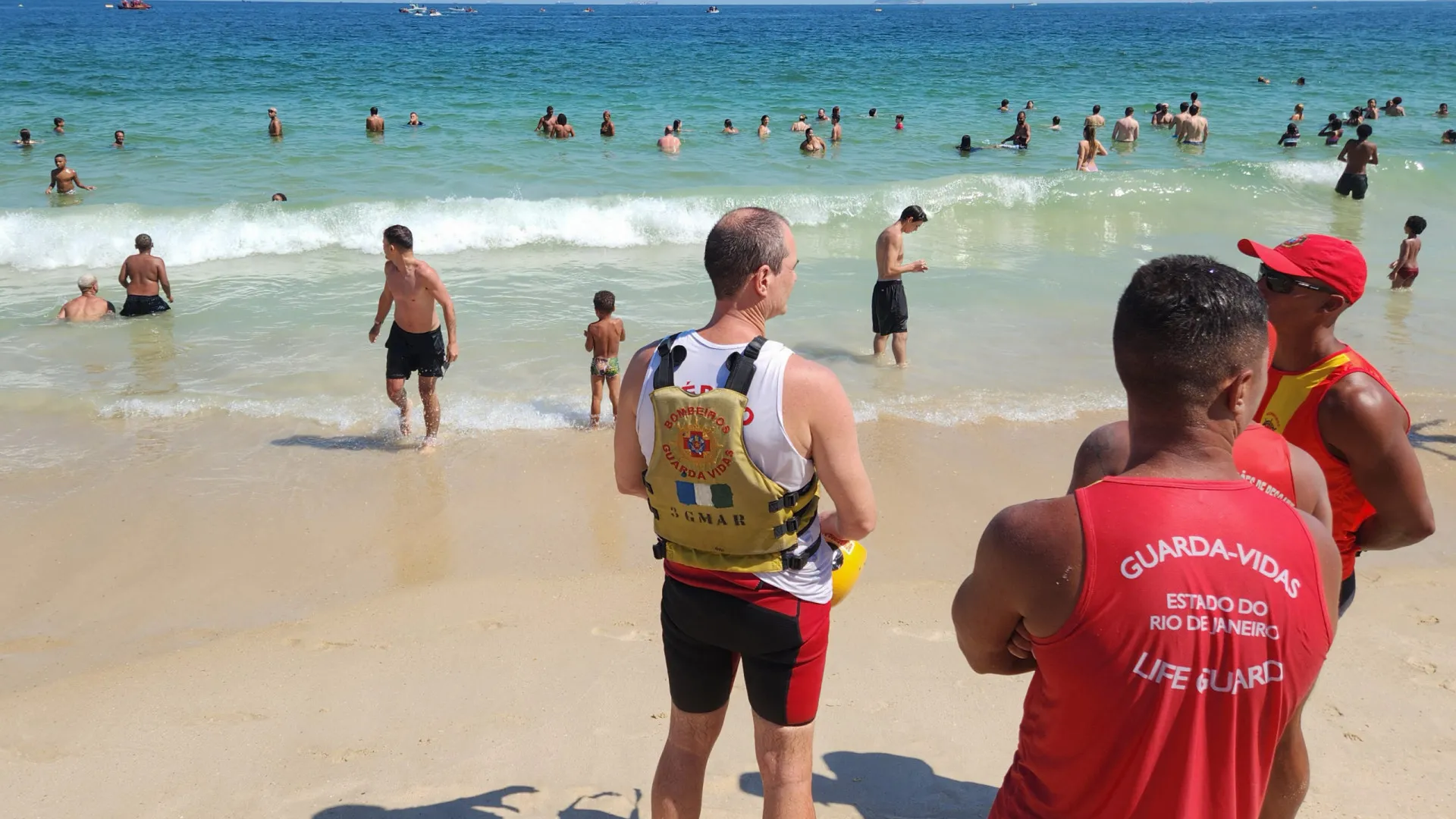 
                    Aeronave de pequeno porte caiu ao mar em Copacabana. Piloto morreu
                