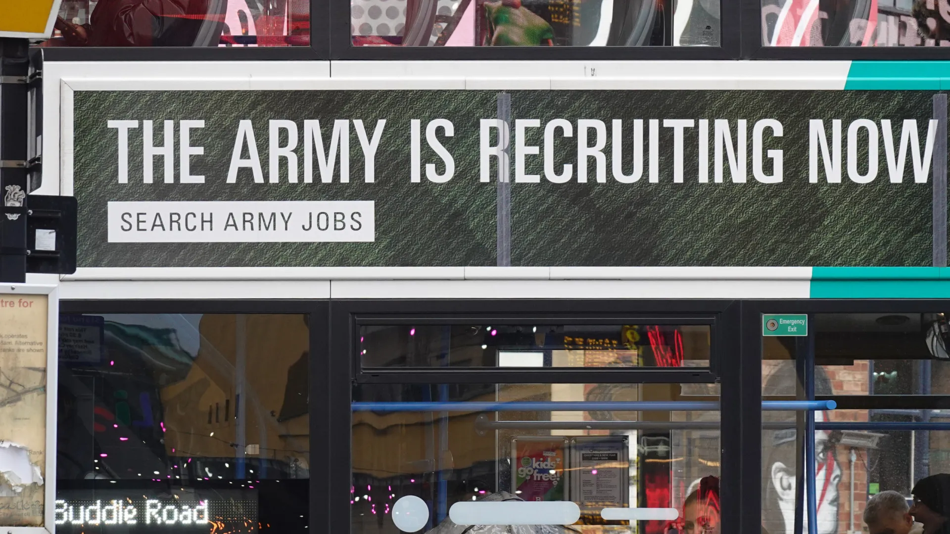 
                    Reino Unido lança programa para jovens de ano sabático no serviço militar
                