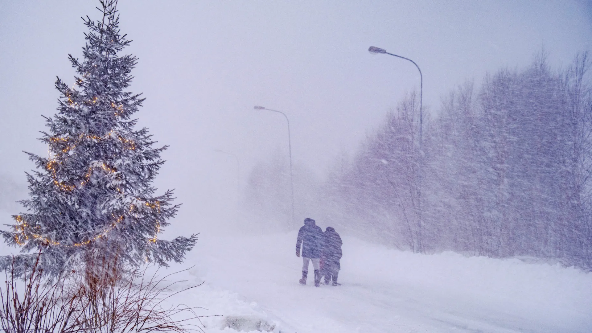 
                    Tempestade faz dois mortos e deixa milhares sem eletricidade na Suécia
                