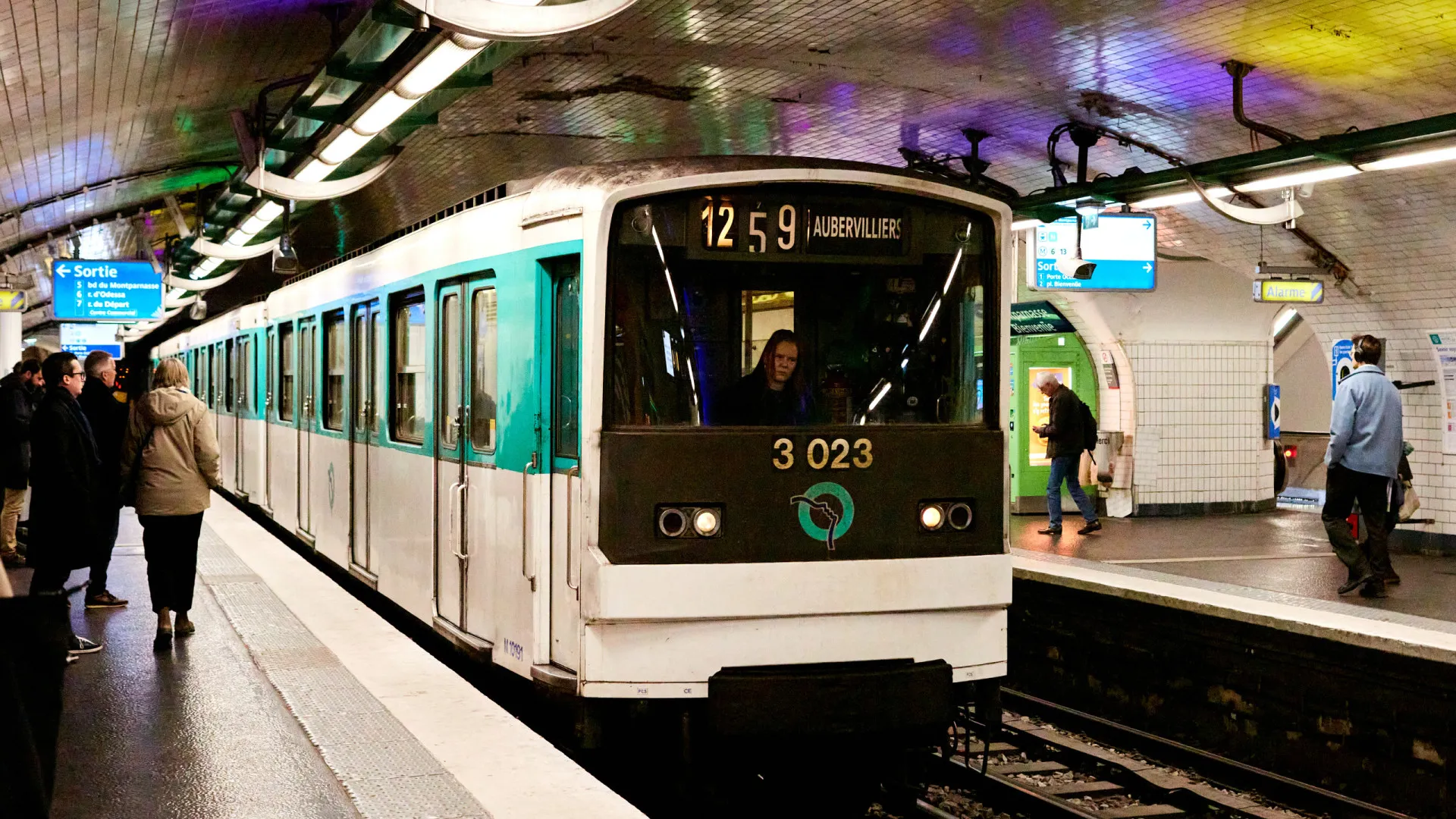 
                    Suspeito de ataque à faca em Paris internado. Prisão preventiva suspensa
                