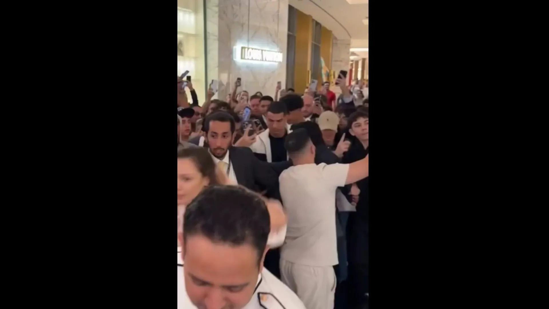 
                    Imagens mostram loucura total por Cristiano Ronaldo no Dubai
                