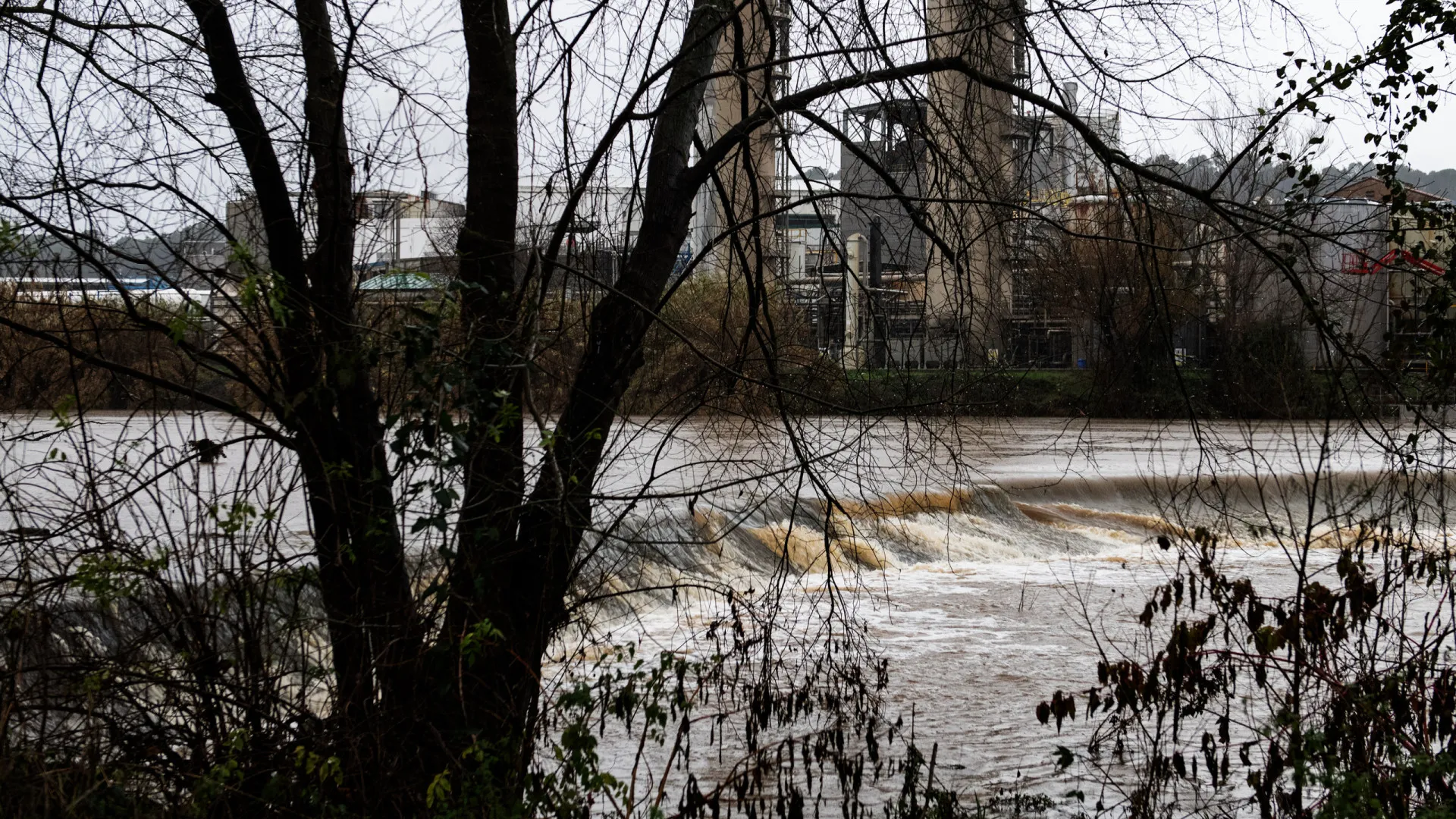 
                    Chuvas fortes fazem três desaparecidos em Málaga e Granada
                
