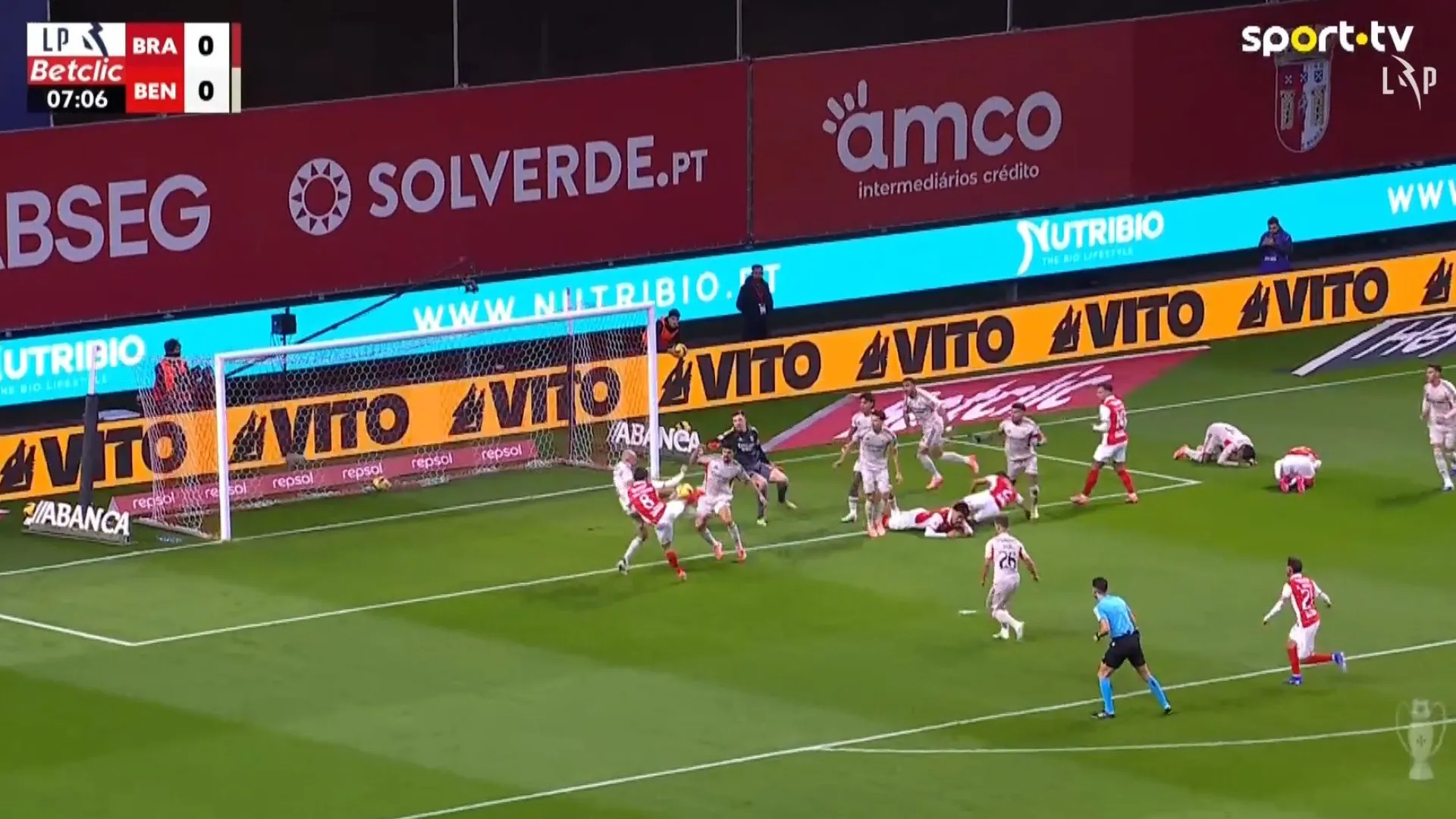 
                    Moutinho pediu penálti neste lance com Aursnes. Árbitro mandou seguir
                