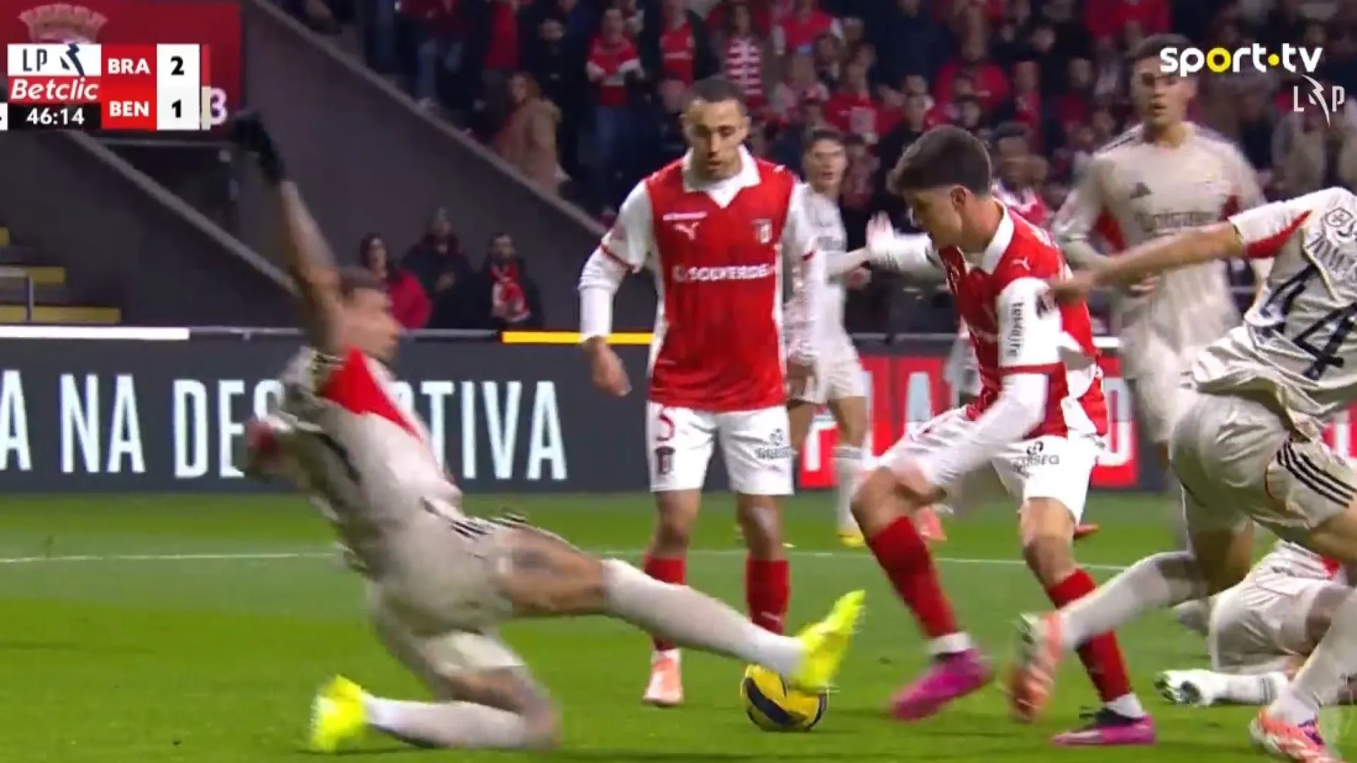 
                    Richard Ríos fez o que não devia e Pau Víctor deixou o Benfica a perder
                