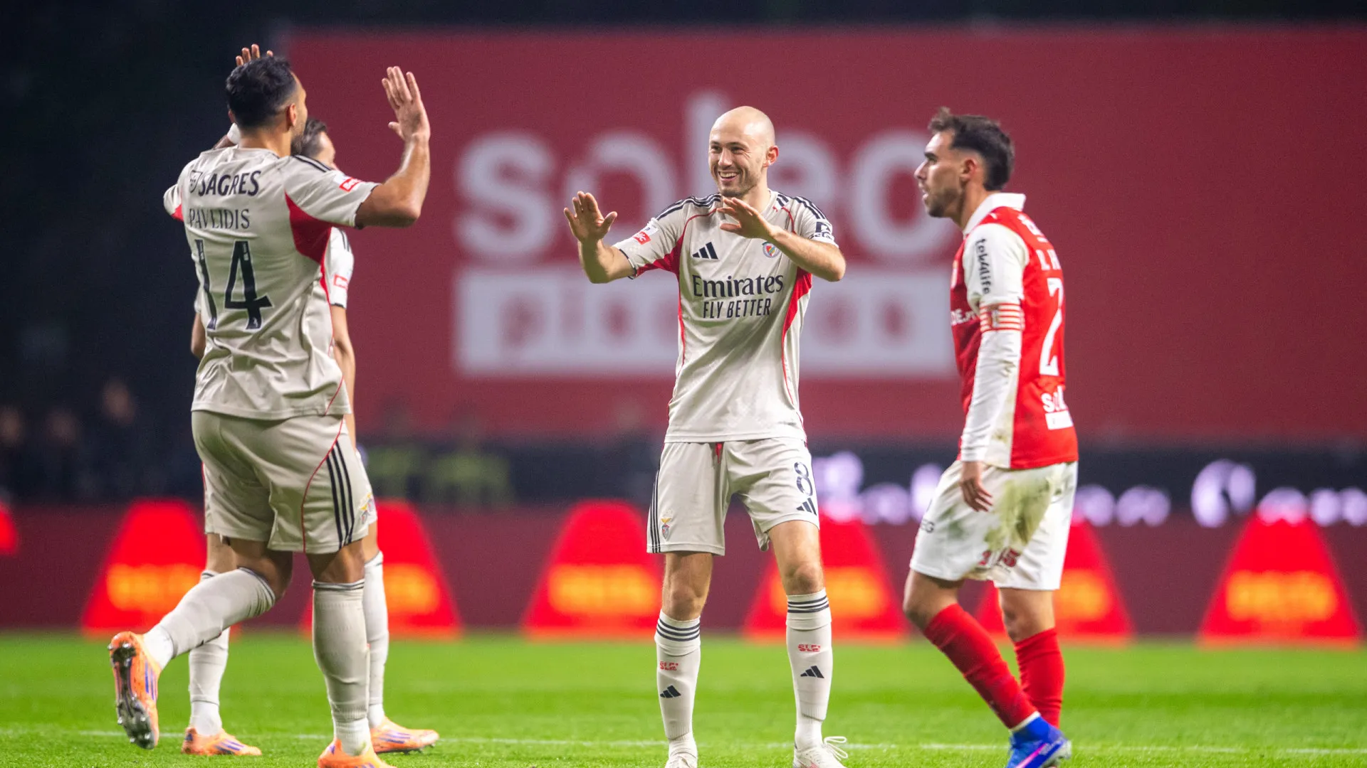 
                    Aursnes contesta arbitragem: 